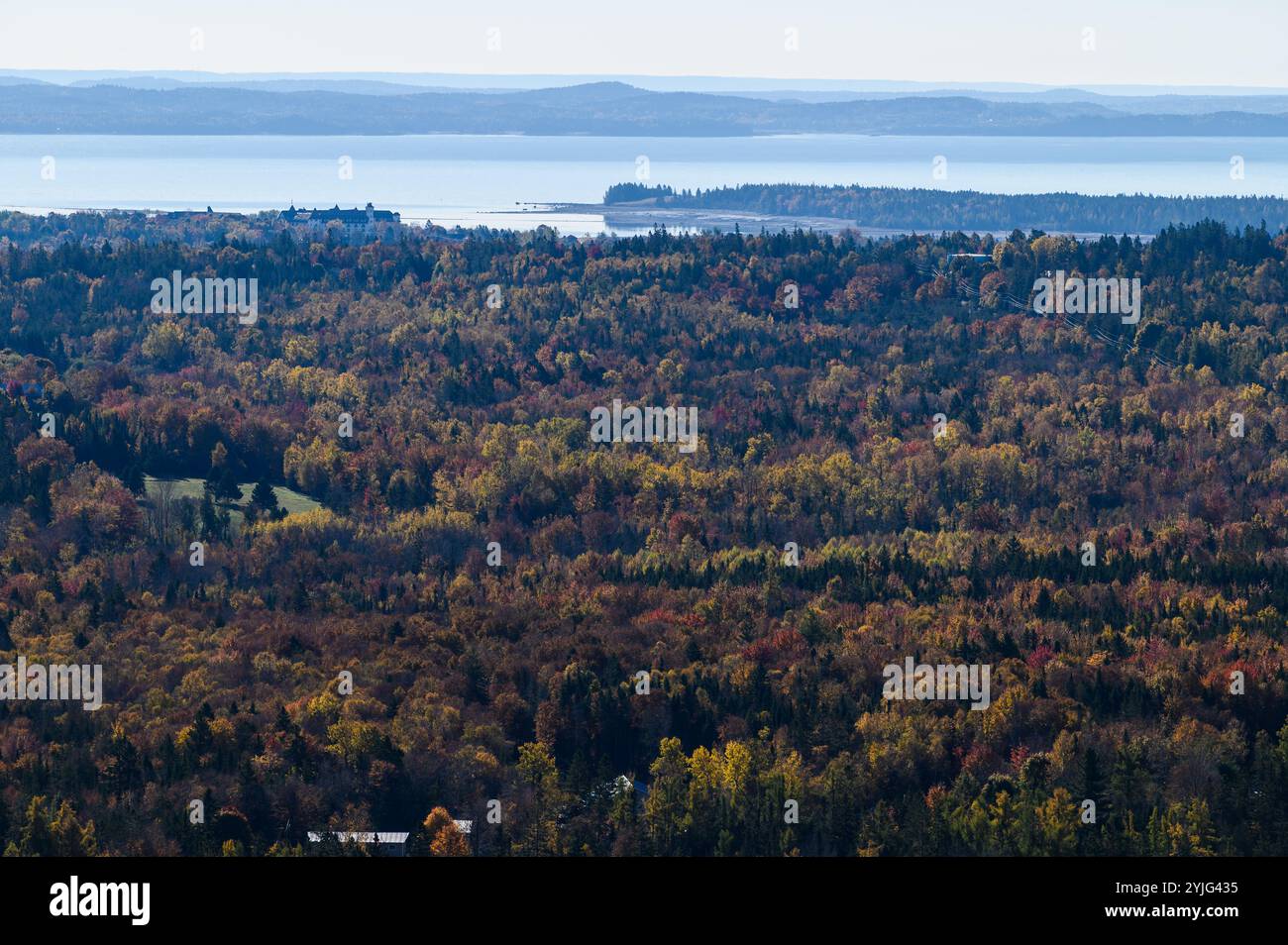 Vue d'automne de Passamaquoddy Bay, composé Croix River, selon Andrews, New Brunswick, Canada, et Algonquin Resort depuis le sentier Chamcook Mountain. Banque D'Images