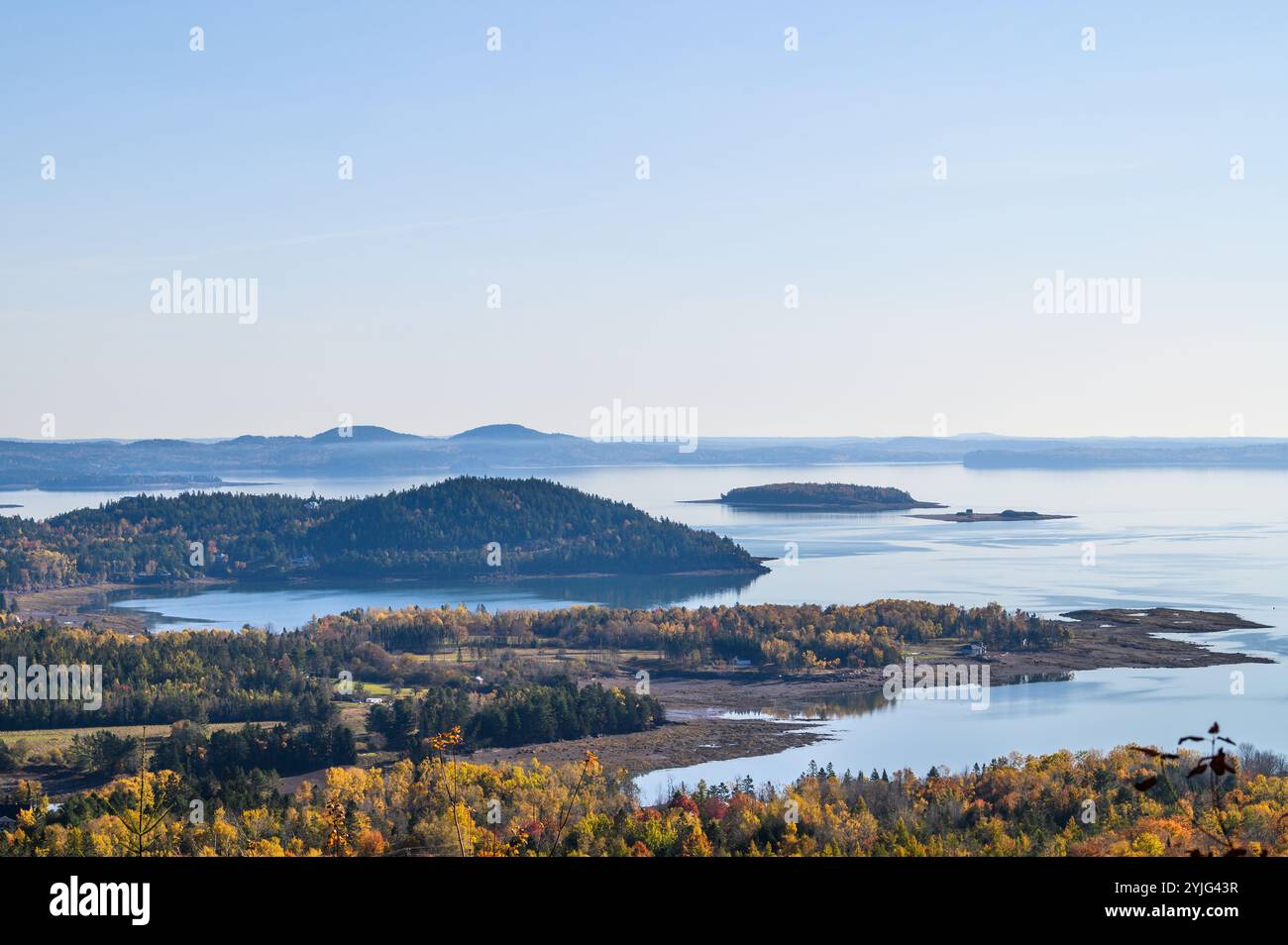 Feuillage automnal et vue de la baie Passamaquoddy près de la station Andrews, Nouveau-Brunswick, Canada, vue depuis le sentier Chamcook Mountain. Banque D'Images