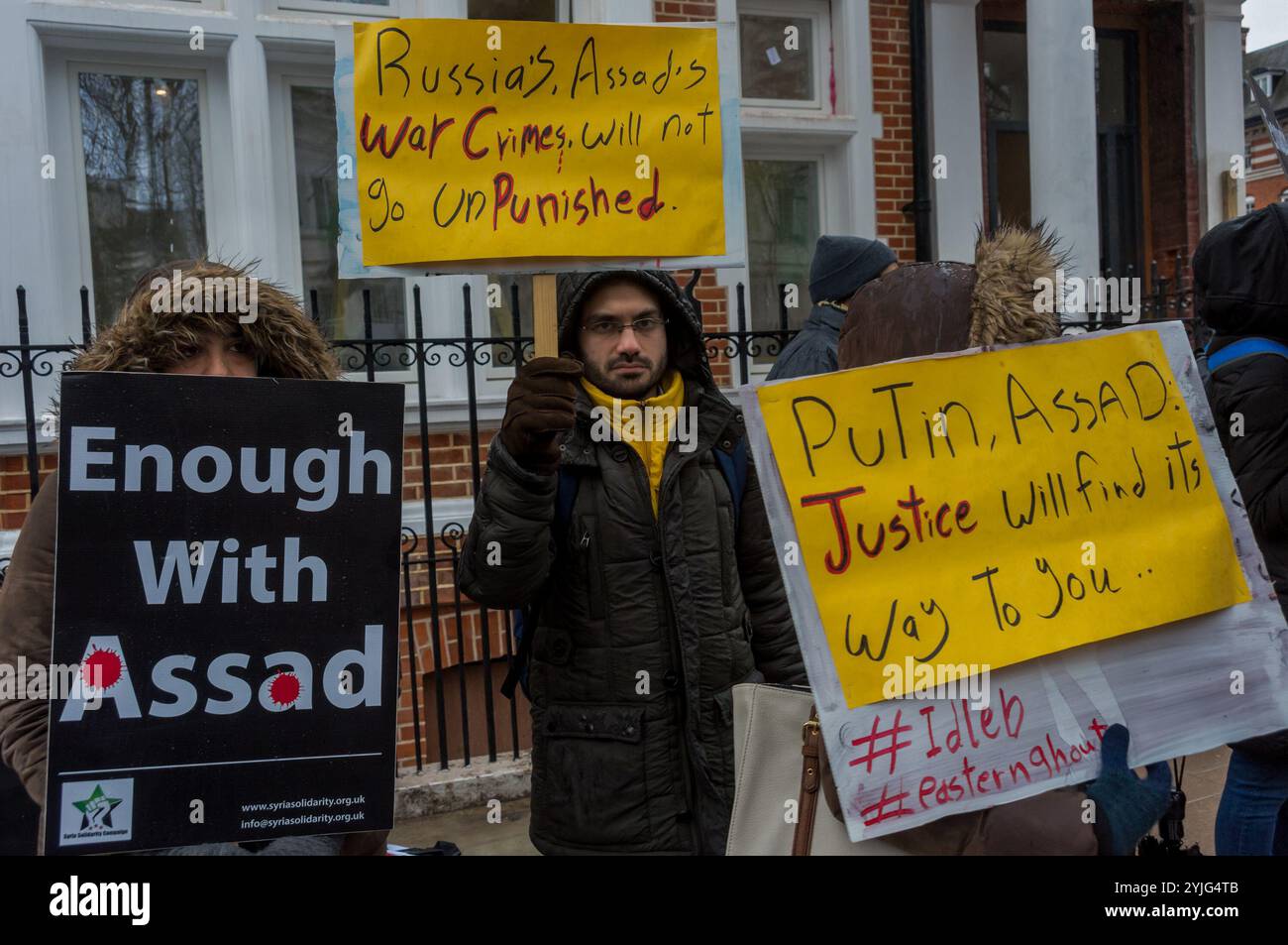 Londres, Royaume-Uni. 10 février 2018. Les manifestants en face de l'ambassade de Russie accusent la Russie et Assad de crimes de guerre en Syrie et leur disent de quitter le pays. La manifestation organisée par Syria Solidarity Campaign est intervenue après certains des plus grands massacres depuis l’attaque chimique d’avril dernier, tuant des femmes et des enfants à Idlib, où des attaques chimiques et des bombardements visant des hôpitaux et des équipes médicales ont continué d’être largement signalés. La récente vague d'attaques fait suite à l'abattage d'un avion russe au-dessus d'Idlib par des combattants syriens de la liberté utilisant un système de missiles portables fabriqués par l'homme russe. Banque D'Images