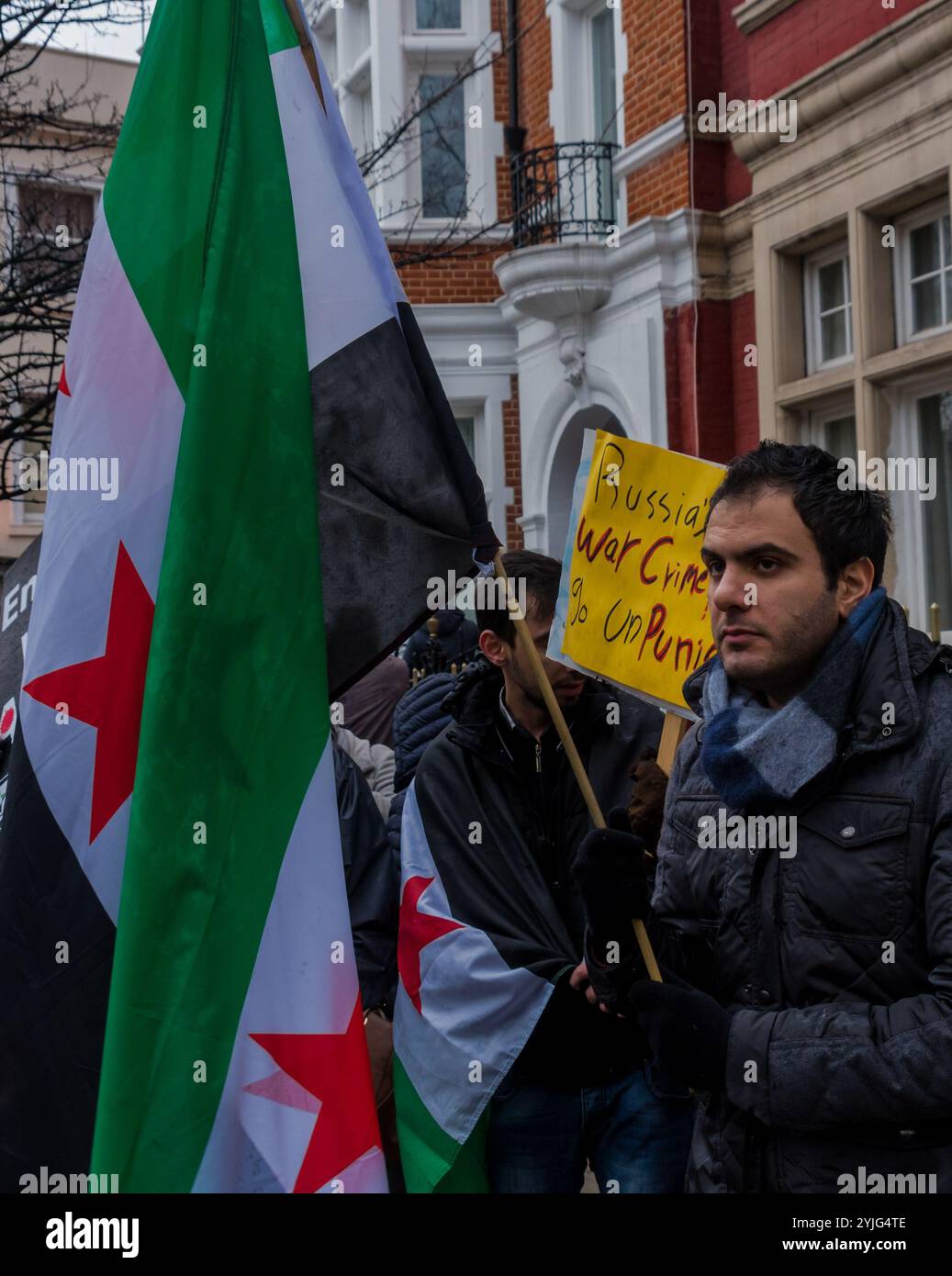 Londres, Royaume-Uni. 10 février 2018. Les manifestants en face de l'ambassade de Russie accusent la Russie et le président Assad de crimes de guerre en Syrie et leur disent de quitter le pays. La manifestation organisée par Syria Solidarity Campaign est intervenue après certains des plus grands massacres depuis l’attaque chimique d’avril dernier, tuant des femmes et des enfants à Idlib, où des attaques chimiques et des bombardements visant des hôpitaux et des équipes médicales ont continué d’être largement signalés. La récente vague d’attaques fait suite à l’abattage d’un avion russe au-dessus d’Idlib par des combattants syriens de la liberté utilisant un missile portable fabriqué par les Russes Banque D'Images