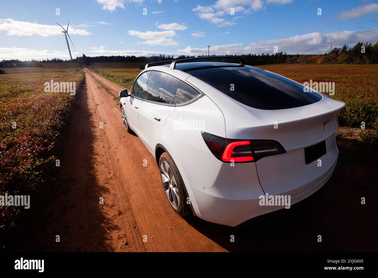 Tesla Model y et une grande éolienne, Hermanville, Île-du-Prince-Édouard, Martimes, Canada. Banque D'Images