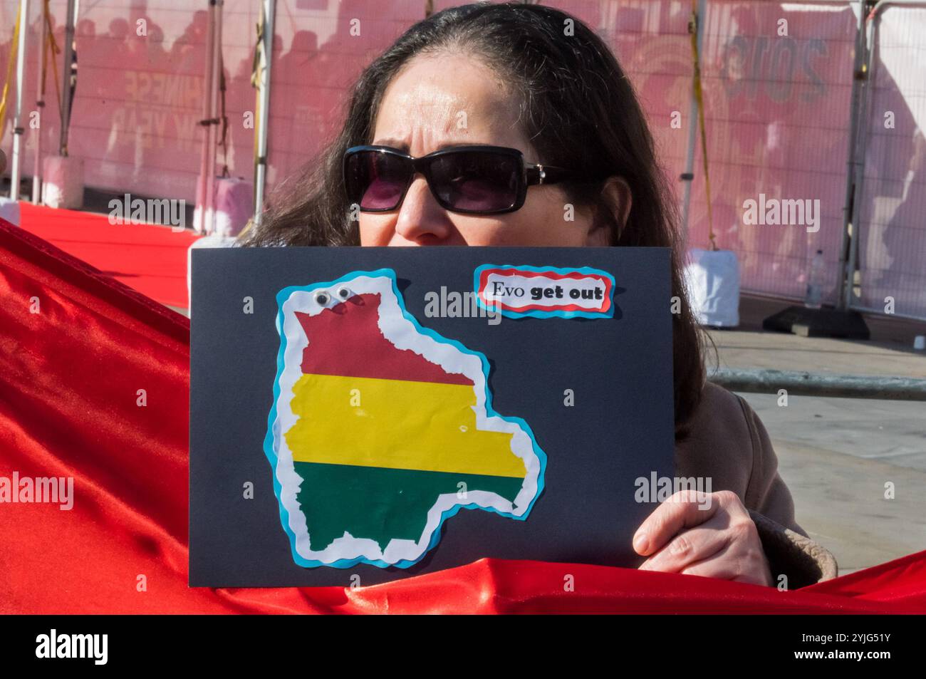 Londres, Royaume-Uni. 17 février 2018. Les Boliviens protestent sur Trafalgar Square contre le président Evo Morales qui a remporté un appel à la Cour suprême qui lui permettra de briguer un quatrième mandat en 2019 après qu'un référendum du 21 février 2016 eut rejeté le changement constitutionnel. Le gouvernement a fait valoir qu'il avait perdu à cause d'une campagne diffamatoire illégale contre Morales qui est le premier dirigeant indigène du pays, en fonction depuis 2006, et dit qu'il a besoin de plus de temps au pouvoir pour consolider le programme de réformes sociales de son parti. Les manifestants l'accusent de vouloir être un dictateur et abandonnent Banque D'Images