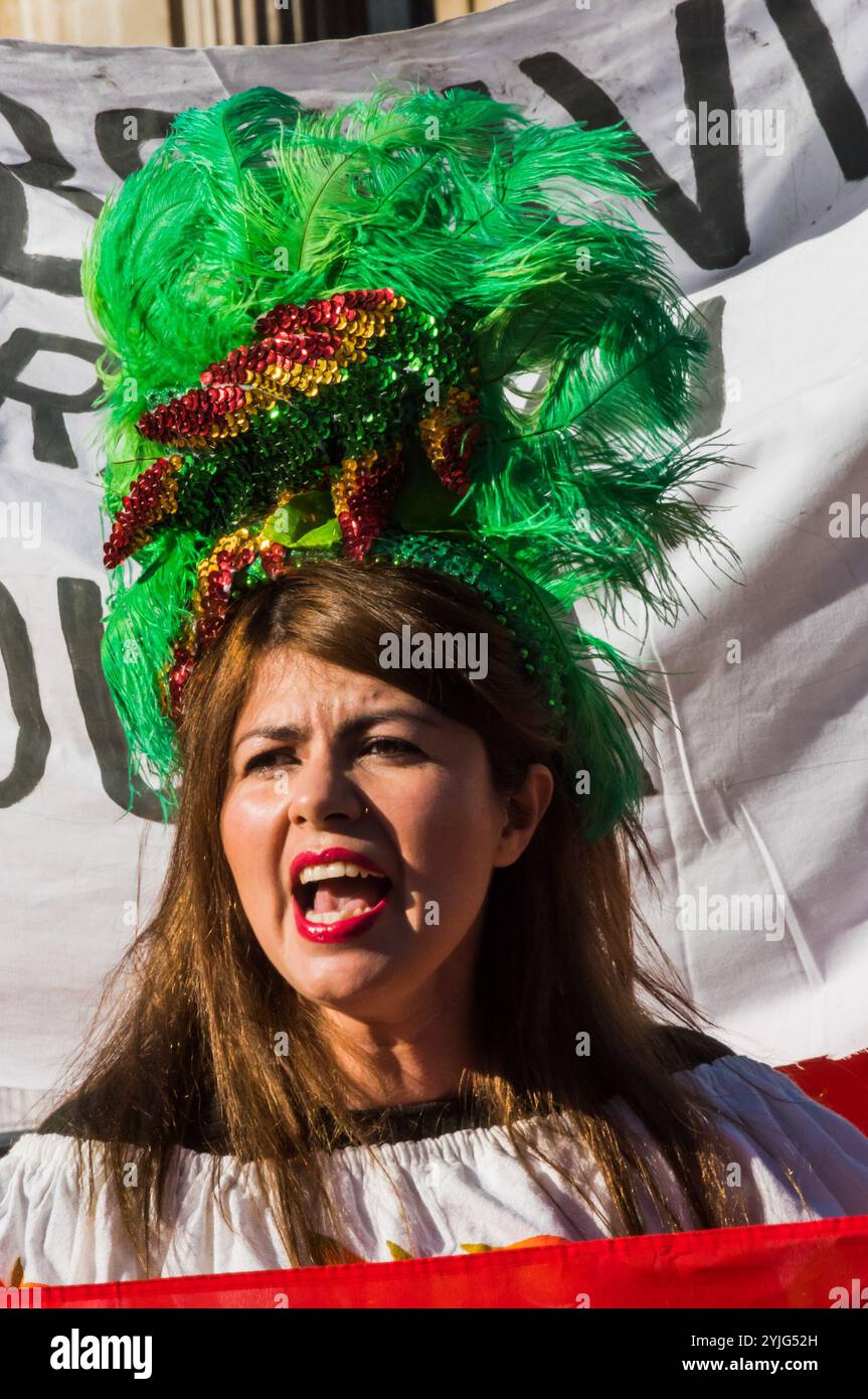 Londres, Royaume-Uni. 17 février 2018. Les Boliviens protestent sur Trafalgar Square contre le président Evo Morales qui a remporté un appel à la Cour suprême qui lui permettra de briguer un quatrième mandat en 2019 après qu'un référendum du 21 février 2016 eut rejeté le changement constitutionnel. Le gouvernement a fait valoir qu'il avait perdu à cause d'une campagne diffamatoire illégale contre Morales qui est le premier dirigeant indigène du pays, en fonction depuis 2006, et dit qu'il a besoin de plus de temps au pouvoir pour consolider le programme de réformes sociales de son parti. Les manifestants l'accusent de vouloir être un dictateur et abandonnent Banque D'Images