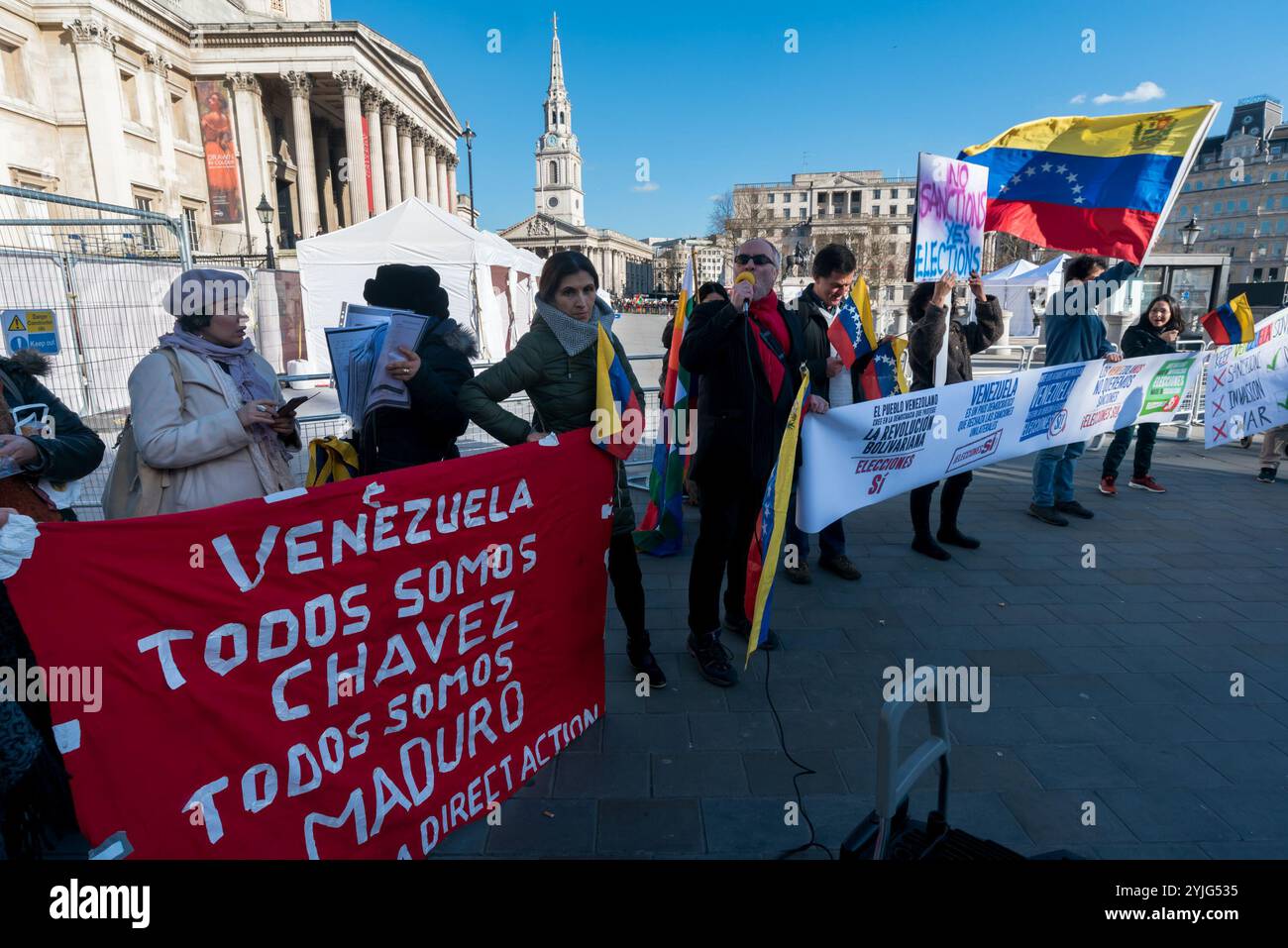 Londres, Royaume-Uni. 17 février 2018. Un rassemblement d'urgence à Trafalgar Square appelle à la fin des sanctions économiques et diplomatiques de l'UE et des États-Unis contre le Venezuela pour soutenir les intérêts des sociétés internationales qui rendent difficile la reprise du pays après l'effondrement des prix du pétrole en 2015. La dernière attaque contre le pays est le rejet américain de l'élection du 22 avril 2018, une attaque contre la souveraineté vénézuélienne et le droit du pays à déterminer son propre destin. Les Vénézuéliens craignent que les États-Unis aient l’intention de mener une invasion comme celle de l’Irak. Les manifestants insistent sur ce point malgré le dur Banque D'Images