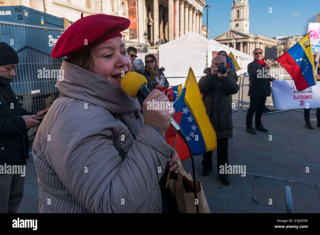 Londres, Royaume-Uni. 17 février 2018. Un rassemblement d'urgence à Trafalgar Square appelle à la fin des sanctions économiques et diplomatiques de l'UE et des États-Unis contre le Venezuela pour soutenir les intérêts des sociétés internationales qui rendent difficile la reprise du pays après l'effondrement des prix du pétrole en 2015. La dernière attaque contre le pays est le rejet américain de l'élection du 22 avril 2018, une attaque contre la souveraineté vénézuélienne et le droit du pays à déterminer son propre destin. Un manifestant répond à deux femmes portant des drapeaux vénézuéliens renversés sont venues interrompre la manifestation et crier au p Banque D'Images