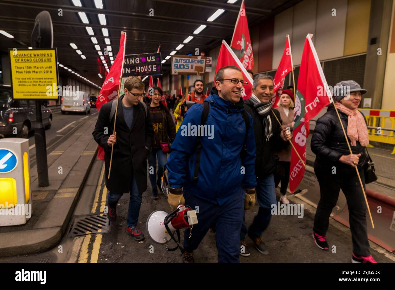 Londres, Royaume-Uni. 6 mars 2018. Les travailleurs externalisés, y compris les nettoyeurs, les agents de sécurité, les réceptionnistes, les porteurs et les jardiniers qui maintiennent l'université en bon état de marche pour protester devant le dîner de remise des diplômes du vice-chancelier Sir Adrian Smith de l'Université de Londres, appelant l'université à les employer directement, à mettre fin aux contrats zéro heure et à mettre en œuvre les augmentations salariales promises. À l'heure actuelle, ils sont employés par des entrepreneurs bénéficiant de droits de congé, d'indemnités de maladie, de pensions et de congés paternels inférieurs à ceux des employés des universités, et sont souvent victimes de discrimination, d'intimidation et de déductions injustes Banque D'Images