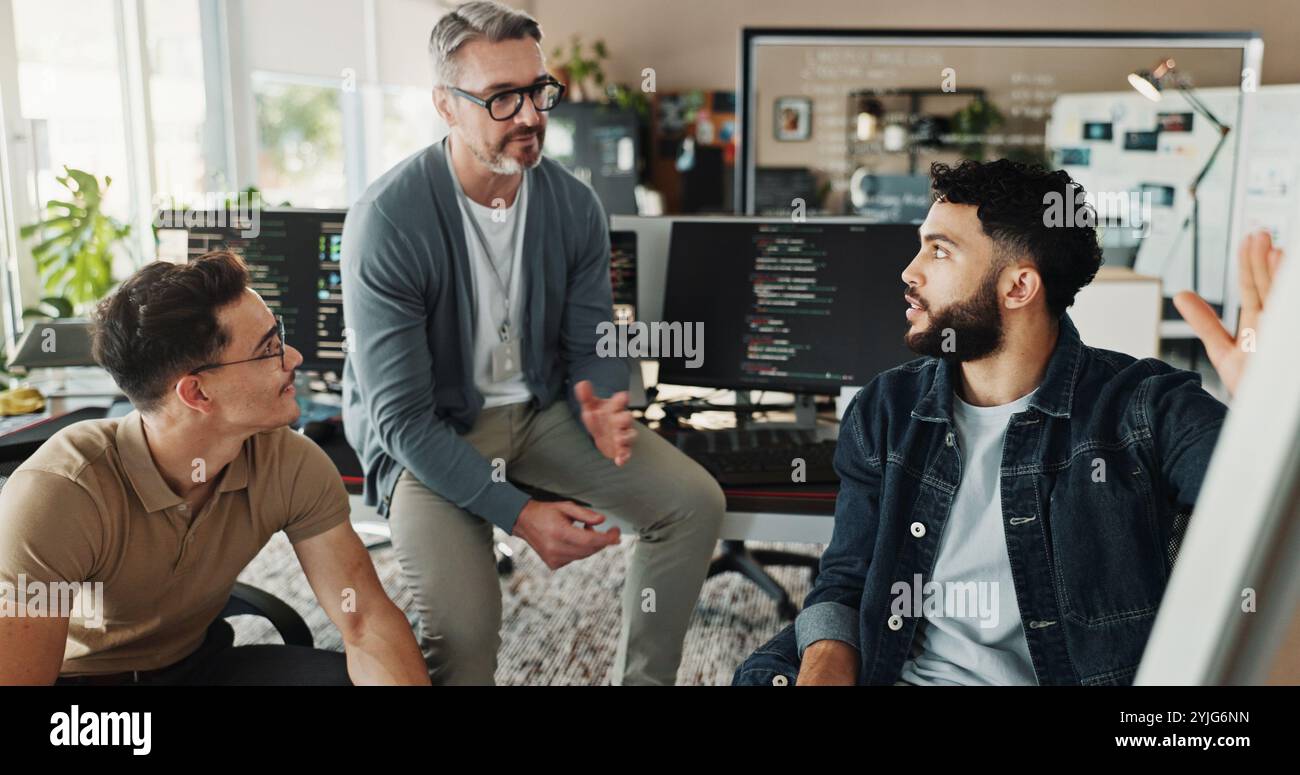 Programmeur, travail d'équipe et réunion avec des gens d'affaires dans le bureau pour le développeur de site Web, le bootcamp de codage et la revue. Mentor, collaboration et logiciels Banque D'Images