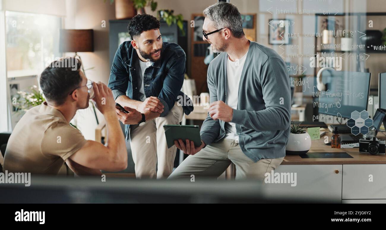 Programmeur, travail d'équipe et tablette avec des gens d'affaires au bureau pour le développeur de site Web, le bootcamp de codage et la revue. Mentor, collaboration et logiciels Banque D'Images
