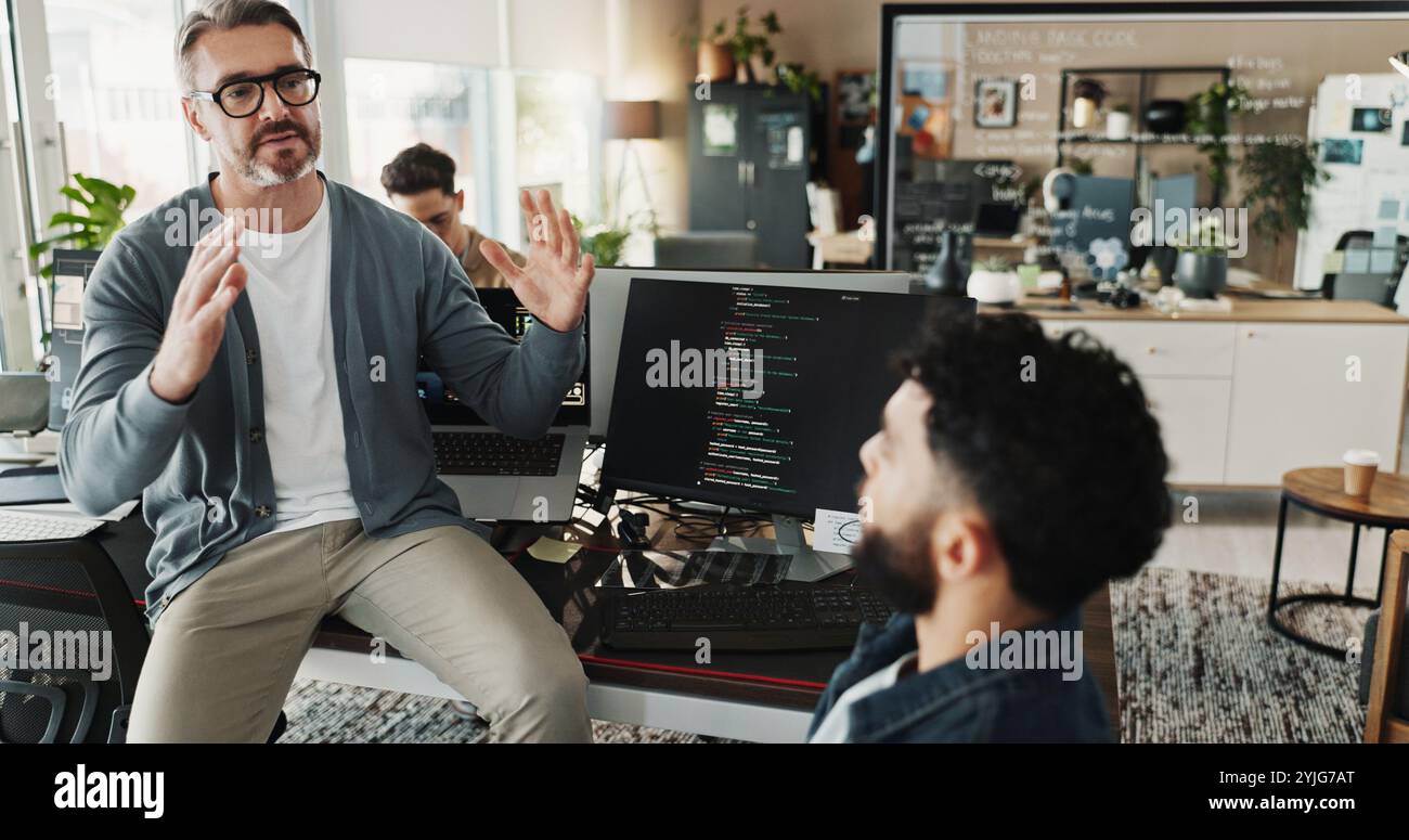 Programmeur, mentor et recherche avec des gens d'affaires au bureau pour le développeur de site Web, le bootcamp de codage et la revue. Planification, collaboration et logiciels Banque D'Images