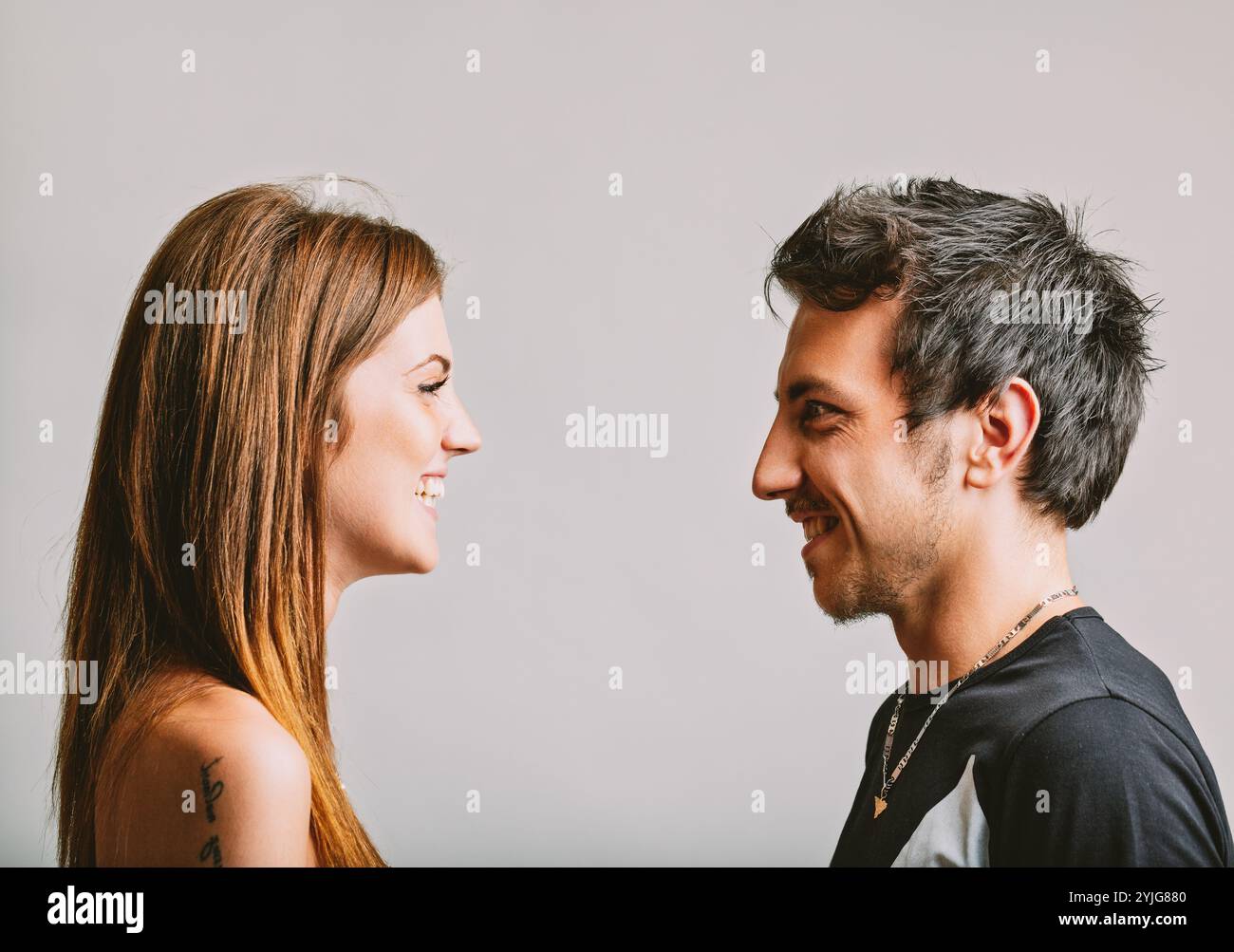 Face à face avec de vrais sourires, les expressions du couple reflètent un profond sentiment de connexion. Cette scène capte la chaleur et le respect mutuel Banque D'Images