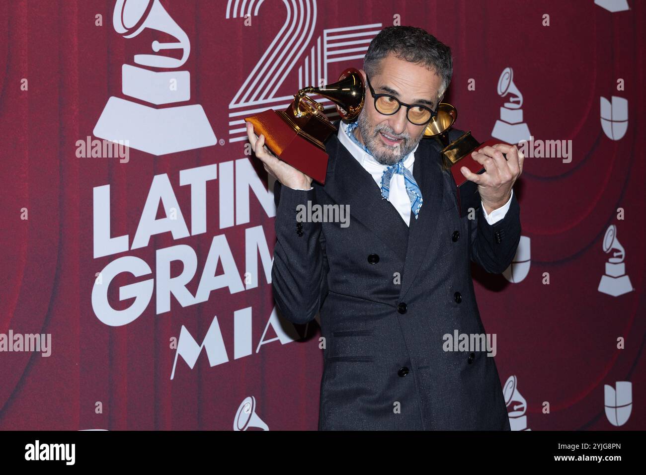 Miami, États-Unis. 14 novembre 2024. Derrumbe détient ses Grammy Awards pour la chanson de l'année et la meilleure chanson chanteuse-compositrice lors de la 25e cérémonie de remise des prix Latin Grammy 2024 et spectacle au Kaseya Center à Miami, Floride, le jeudi 14 novembre 2024 . Photo de Gary i Rothstein/UPI crédit : UPI/Alamy Live News Banque D'Images