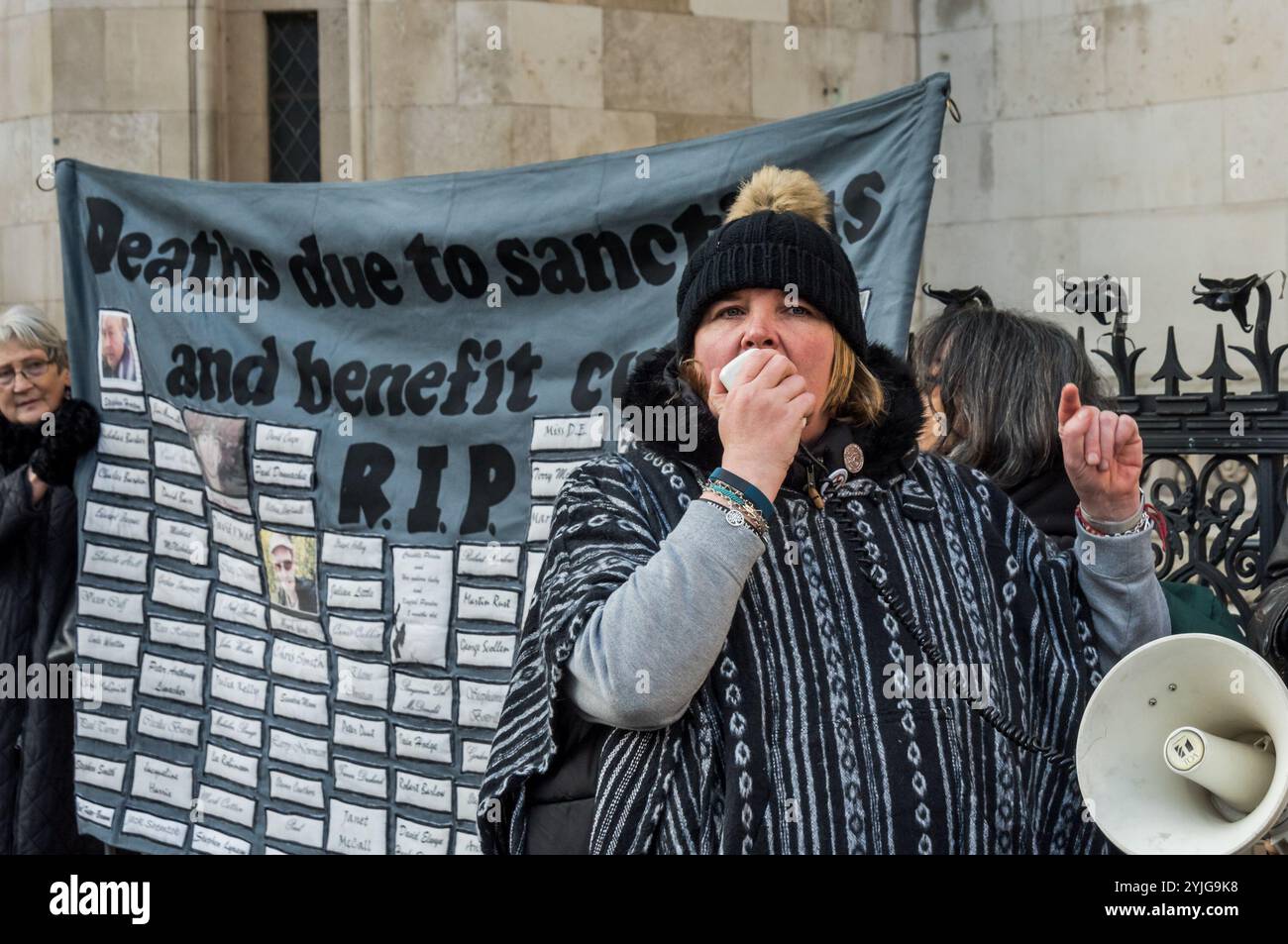 Londres, Royaume-Uni. 12 décembre 2017. Une veillée organisée à l'heure du déjeuner par mental Health Resistance Network, Winvisible (Women with visible & invisible Disability Disabilities Against Cuts) et DPAC (Disabled People Against Cuts) a soutenu le cas de RF, qui soutient que la façon dont les personnes souffrant de détresse psychologique sont traitées par les nouvelles règles de paiement de l'indépendance personnelle (PIP) est injuste et discriminatoire, étant tenue devant la haute Cour. Les modifications apportées aux règles en mars 2017 par le ministère du travail et des pensions signifient que les personnes ayant des problèmes de santé mentale graves sont incapables de planifier ou d'entreprendre un voyage en raison d'un psychisme accablant Banque D'Images