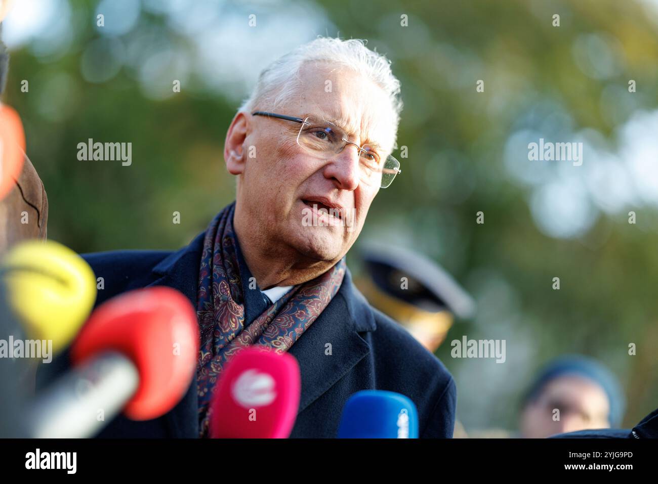 Munich, Allemagne. 14 novembre 2024. Joachim Herrmann (CSU), ministre bavarois de l'intérieur, donne une interview lors d'un événement médiatique au Vieux jardin botanique de Munich (Bavière) le 14 novembre 2024. Au cours de l'événement médiatique, les représentants politiques ont été informés d'un ensemble de mesures prises par la police et la ville pour améliorer la sécurité autour de l'ancien jardin botanique et Stachus. Crédit : Matthias Balk/dpa/Alamy Live News Banque D'Images
