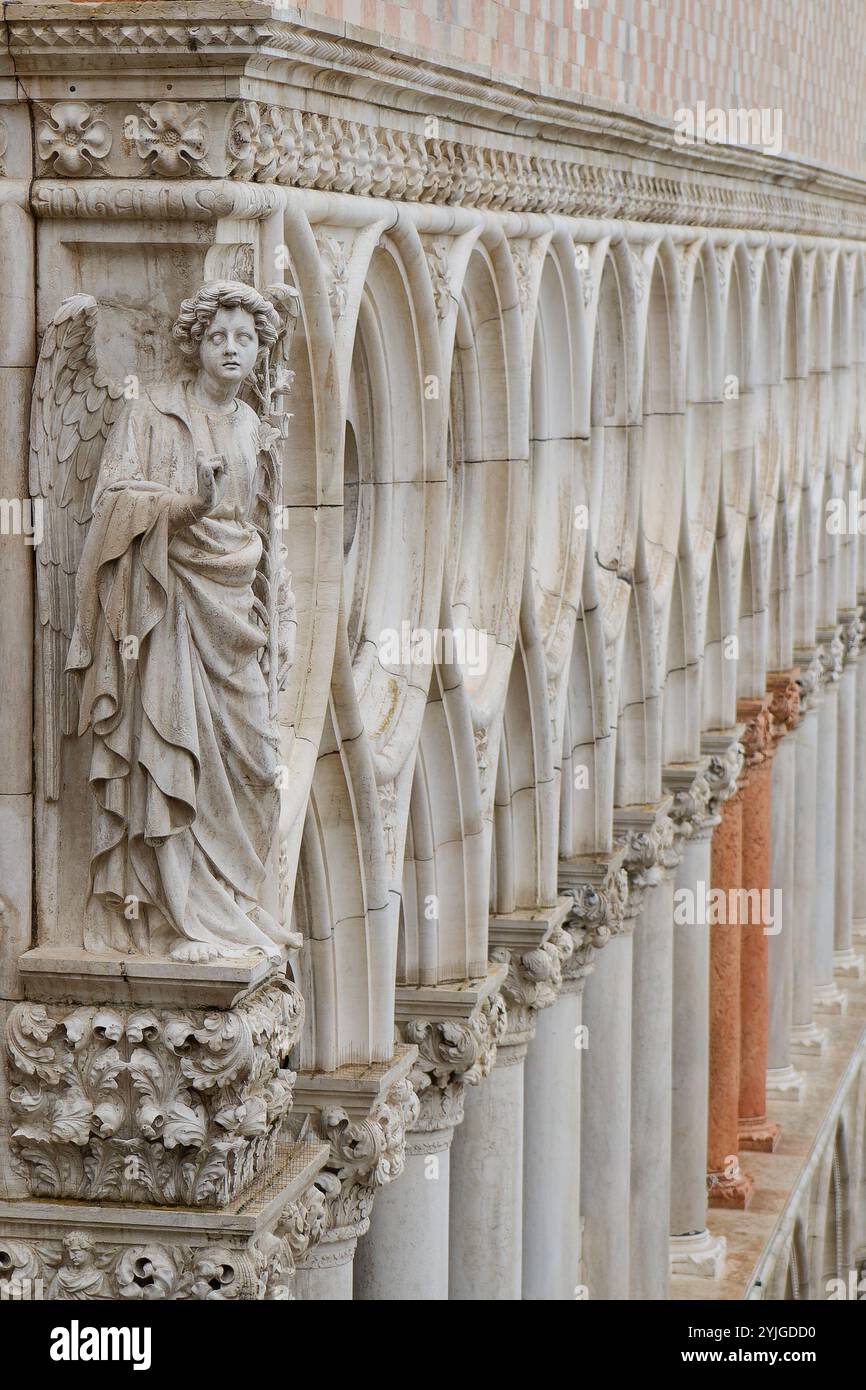 Statue à l'angle du Palais des Doges, Venise Banque D'Images
