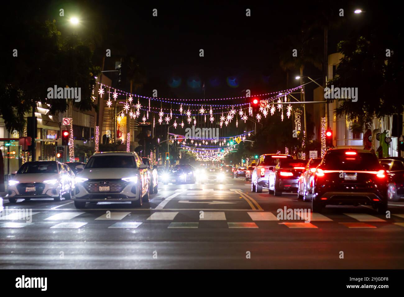 Los Angeles, États-Unis. 14 novembre 2024. Des lumières de Noël en forme de flocons de neige scintillent au-dessus de Beverly Hills. Les habitants ont célébré le début de la saison des fêtes lors de la célébration de l'éclairage des fêtes de Rodeo Drive, avec des spectacles, des feux d'artifice et des lumières de Noël le long de Rodeo Drive à Beverly Hills, Los Angeles, Californie. Crédit : Stu Gray/Alamy Live News. Banque D'Images