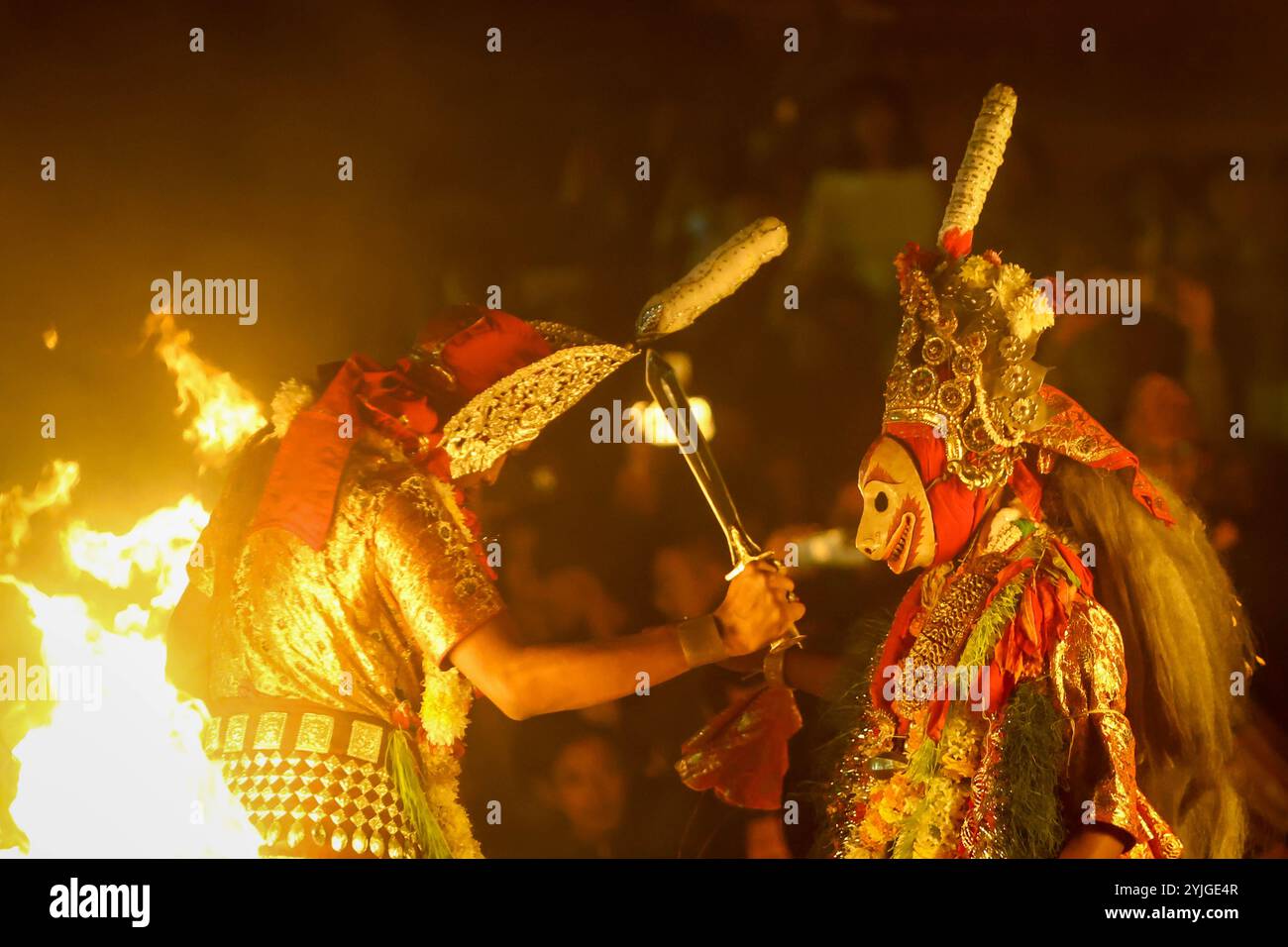 Lalitpur, Népal. 15 novembre 2024. Des artistes se produisent lors du festival Kartik Naach à Lalitpur, Népal, 15 novembre 2024. Le festival Kartik Naach se tient chaque année au cours du mois calendaire lunaire hindou de Kartik, présentant des drames de danse traditionnels basés sur des épopées hindoues. Crédit : Sulav Shrestha/Xinhua/Alamy Live News Banque D'Images