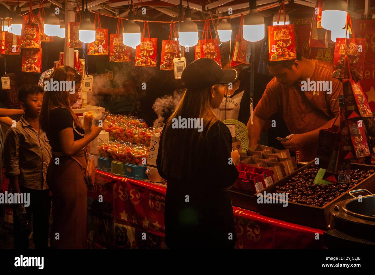 Un cambodgien vend des châtaignes grillées à un étal de rue en plein air pendant le Festival de l'eau cambodgien, Phnom Penh, Cambodge, Indochine. © Kraig Lieb Banque D'Images