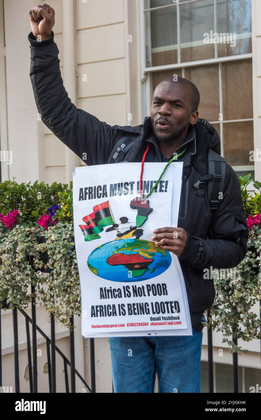 Londres, Royaume-Uni. 17 janvier 2018. À l'occasion du 57e anniversaire de l'assassinat du premier premier ministre congolais Patrice Lumumba, une manifestation de l'internationale socialiste africaine et de la Coalition Patrice Lumumba face à l'ambassade de Belgique a rappelé les plus de 10 millions de Congolais tués depuis 1998 pour le vol de coltan, de cobalt et d'autres minerais pour fabriquer des smartphones, des voitures électriques, etc. Et a exigé la fin du soutien militaire belge au régime Kabila en République démocratique du Congo. Le Congo a obtenu son indépendance de la Belgique le 30 juin 1960 avec un gouvernement démocratique dirigé par le premier ministre Banque D'Images