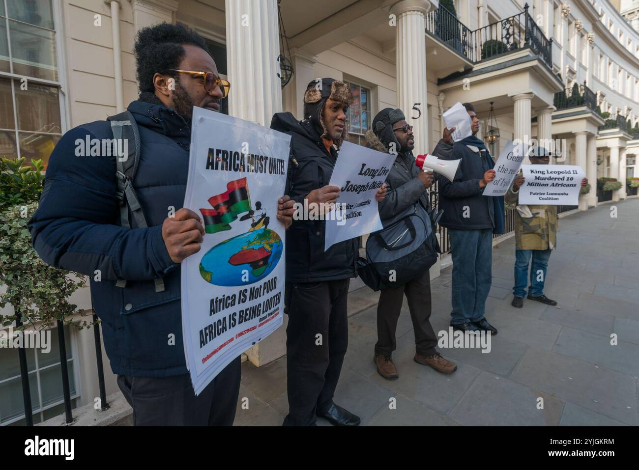 Londres, Royaume-Uni. 17 janvier 2018. À l'occasion du 57e anniversaire de l'assassinat du premier premier ministre congolais Patrice Lumumba, une manifestation de l'internationale socialiste africaine et de la Coalition Patrice Lumumba face à l'ambassade de Belgique a rappelé les plus de 10 millions de Congolais tués depuis 1998 pour le vol de coltan, de cobalt et d'autres minerais pour fabriquer des smartphones, des voitures électriques, etc. Et a exigé la fin du soutien militaire belge au régime Kabila en République démocratique du Congo. Le Congo a obtenu son indépendance de la Belgique le 30 juin 1960 avec un gouvernement démocratique dirigé par le premier ministre Banque D'Images
