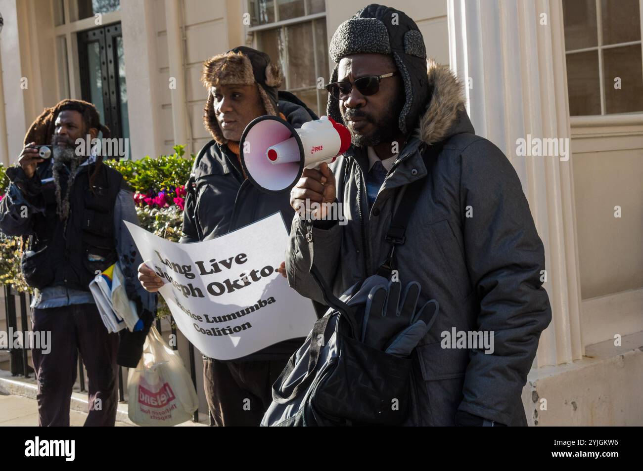 Londres, Royaume-Uni. 17 janvier 2018. À l'occasion du 57e anniversaire de l'assassinat du premier premier ministre congolais Patrice Lumumba, une manifestation de l'internationale socialiste africaine et de la Coalition Patrice Lumumba face à l'ambassade de Belgique a rappelé les plus de 10 millions de Congolais tués depuis 1998 pour le vol de coltan, de cobalt et d'autres minerais pour fabriquer des smartphones, des voitures électriques, etc. Et a exigé la fin du soutien militaire belge au régime Kabila en République démocratique du Congo. Le Congo a obtenu son indépendance de la Belgique le 30 juin 1960 avec un gouvernement démocratique dirigé par le premier ministre Banque D'Images