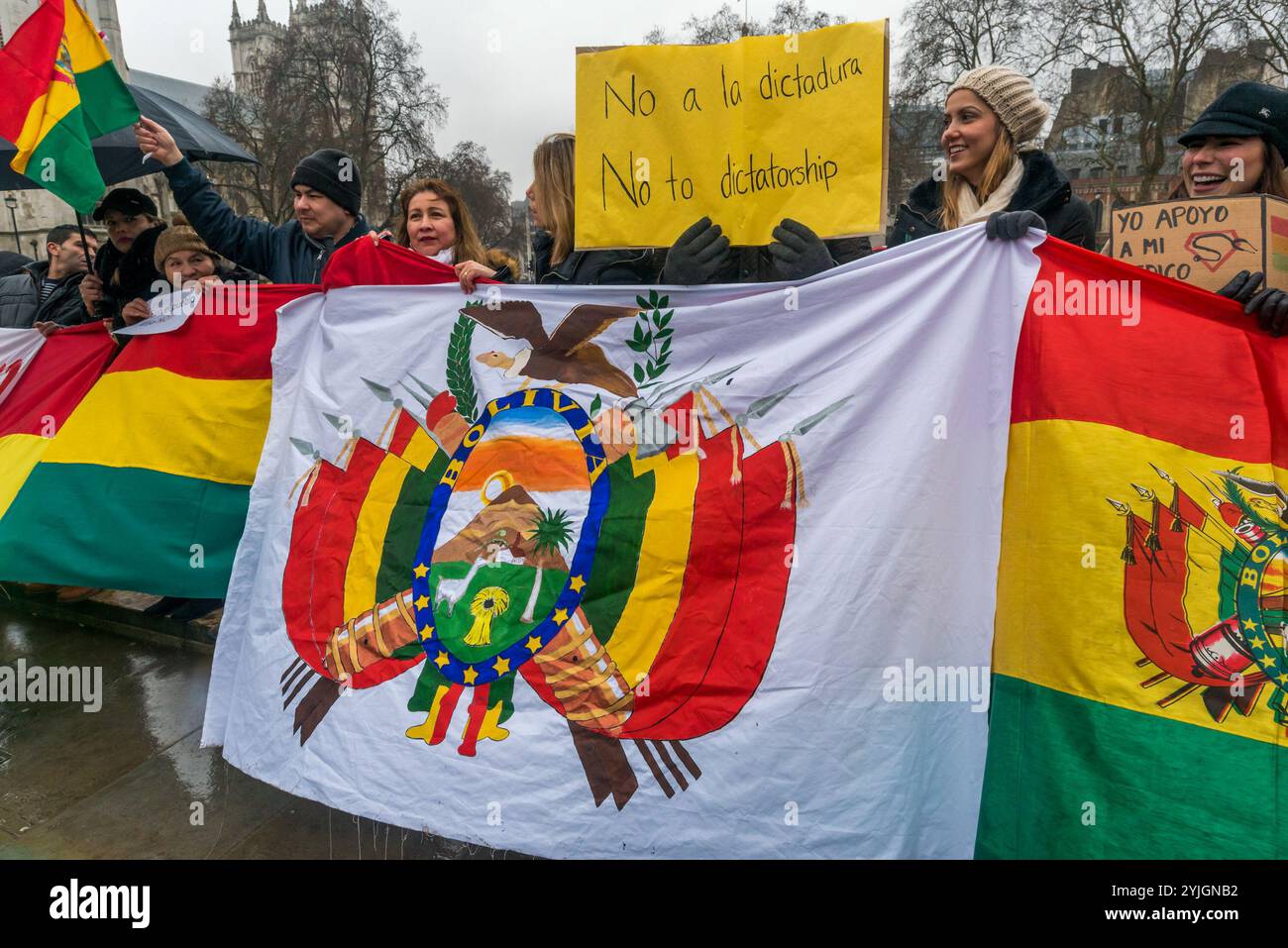 Londres, Royaume-Uni. 20 janvier 2018. Les Boliviens protestent sur la place du Parlement contre le président Evo Morales qui a remporté un appel à la Cour suprême qui lui permettra de briguer un quatrième mandat en 2019. Plus tôt, un référendum avait rejeté le changement constitutionnel, mais le gouvernement a soutenu qu'il avait perdu à cause d'une campagne diffamatoire illégale contre Morales. Il est le premier dirigeant indigène du pays, en fonction depuis 2006, et dit qu'il a besoin de plus de temps au pouvoir pour consolider le programme de réformes sociales de son parti. Les manifestants l'accusent de vouloir être dictateur et d'abandonner le démocratisme Banque D'Images