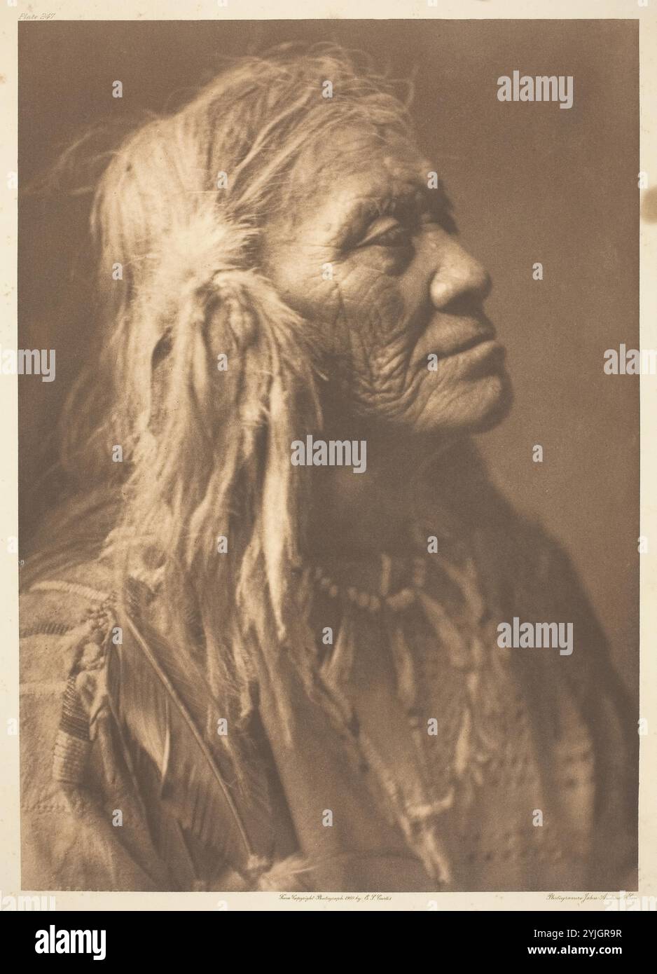 Luqaíôt - Kittitas. Edward S. Curtis ; américain, 1868-1952. Date : 1910. Dimensions : 39,7 x 28,1 cm (image/papier) ; 56,5 x 46,2 cm (support). Photogravure, planche 247 tirée de 'The North American Indian, volume 7' (1911). Origine : États-Unis. Musée : Chicago Art Institute, FLORENCIA, États-Unis. Auteur : Edward S. Curtis. Banque D'Images
