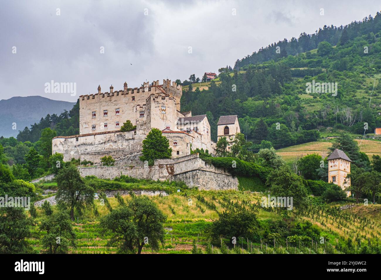 SLUDERNO, ITALIE – le 28 AOÛT 2024 : Castel Coira, un château médiéval bien conservé dans la vallée de Venosta, offre une vue imprenable sur le moun environnant Banque D'Images