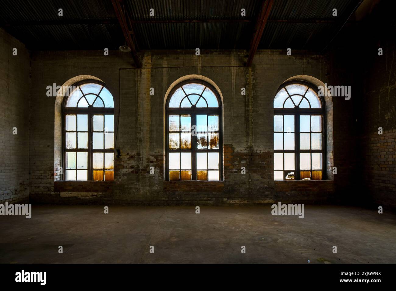 Vue intérieure regardant de l'un des bâtiments de l'usine aux fondations, Portland, la cimenterie historique. Banque D'Images