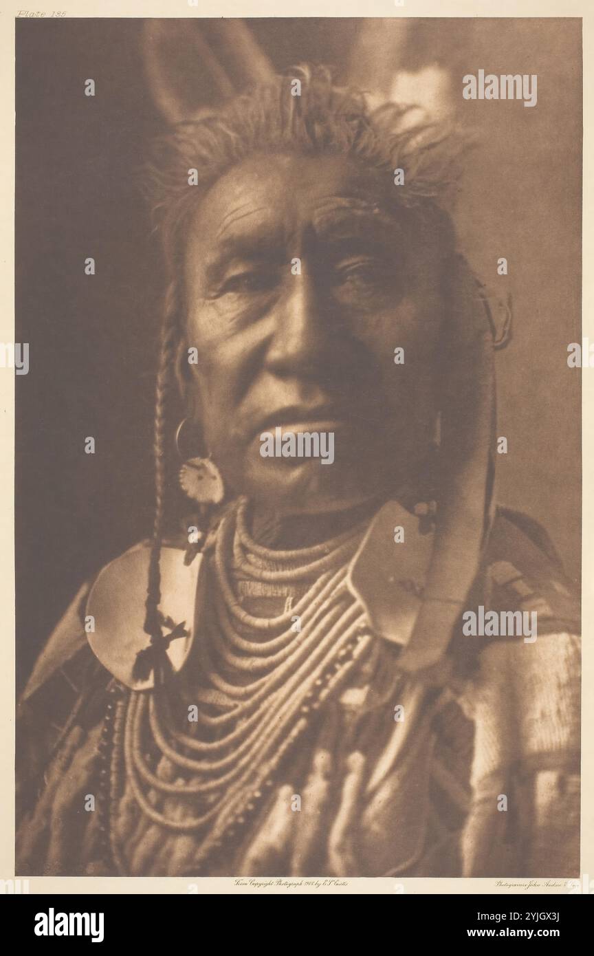 Fish Shows-Apsaroke. Edward S. Curtis ; américain, 1868-1952. Date : 1908. Dimensions : 39,7 x 26,1 cm (image/papier) ; 55,2 x 45,7 cm (support). Photogravure, planche 135 tirée de 'The North American Indian, volume 4' (1909). Origine : États-Unis. Musée : Chicago Art Institute, FLORENCIA, États-Unis. Auteur : Edward S. Curtis. Banque D'Images Fish Shows-Apsaroke. Edward S. Curtis ; américain, 1868-1952. Date : 1908. Dimensions : 39,7 x 26,1 cm (image/papier) ; 55,2 x 45,7 cm (support). Photogravure, planche 135 tirée de 'The North American Indian, volume 4' (1909). Origine : États-Unis. Musée : Chicago Art Institute, FLORENCIA, États-Unis. Auteur : Edward S. Curtis. Banque D'Images