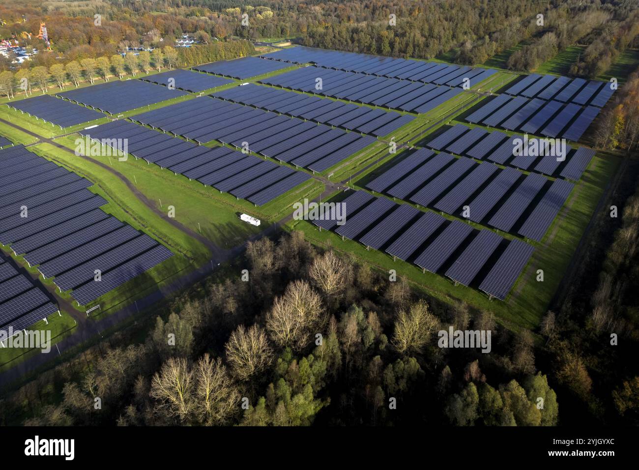 BIDDINGHUIZEN - sur le parking du lieu de l'événement à Biddinghuizen se trouve un parc solaire de 90 000 panneaux solaires. Les visiteurs peuvent garer leur voiture sur le plus grand abri solaire du monde. ANP / Hollandse Hoogte / Sander Koning pays-bas Out - belgique Out Banque D'Images