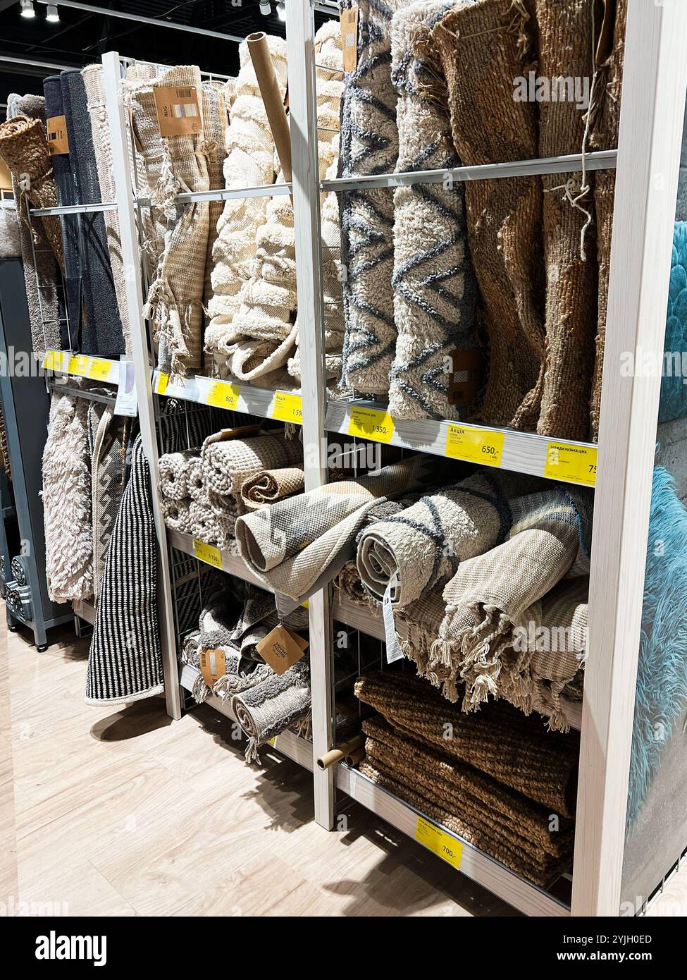 Kiev, Ukraine - 14 novembre 2024 : une collection de divers tapis soigneusement roulés et exposés sur les étagères dans un magasin de décoration moderne, mettant en valeur la texture Banque D'Images