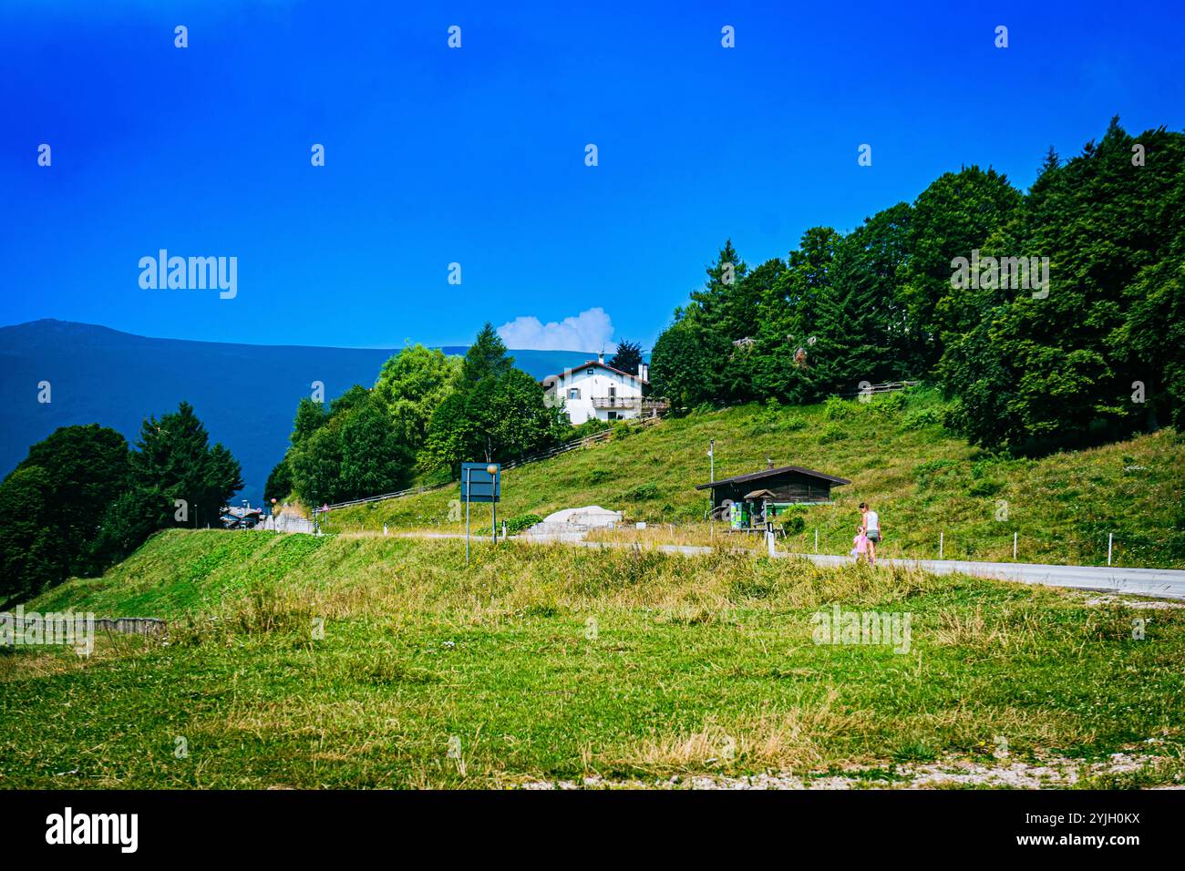 NAGO, ITALIE – 28 AOÛT 2024 : Monte Altissimo offre une vue panoramique sur le lac de Garde et les montagnes environnantes, ce qui en fait une destination populaire pour hik Banque D'Images