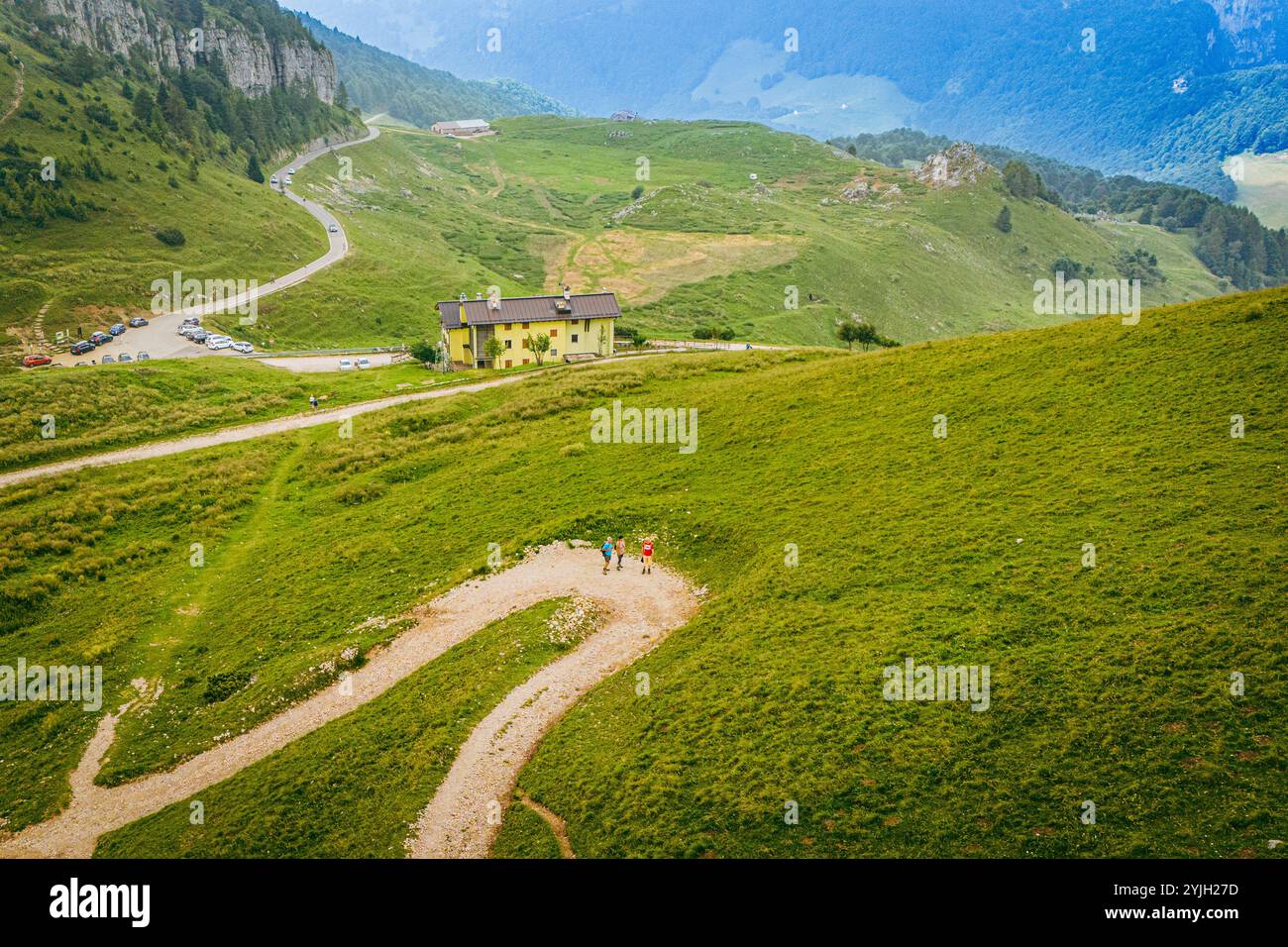NAGO, ITALIE – 28 AOÛT 2024 : Monte Altissimo offre une vue panoramique sur le lac de Garde et les montagnes environnantes, ce qui en fait une destination populaire pour hik Banque D'Images