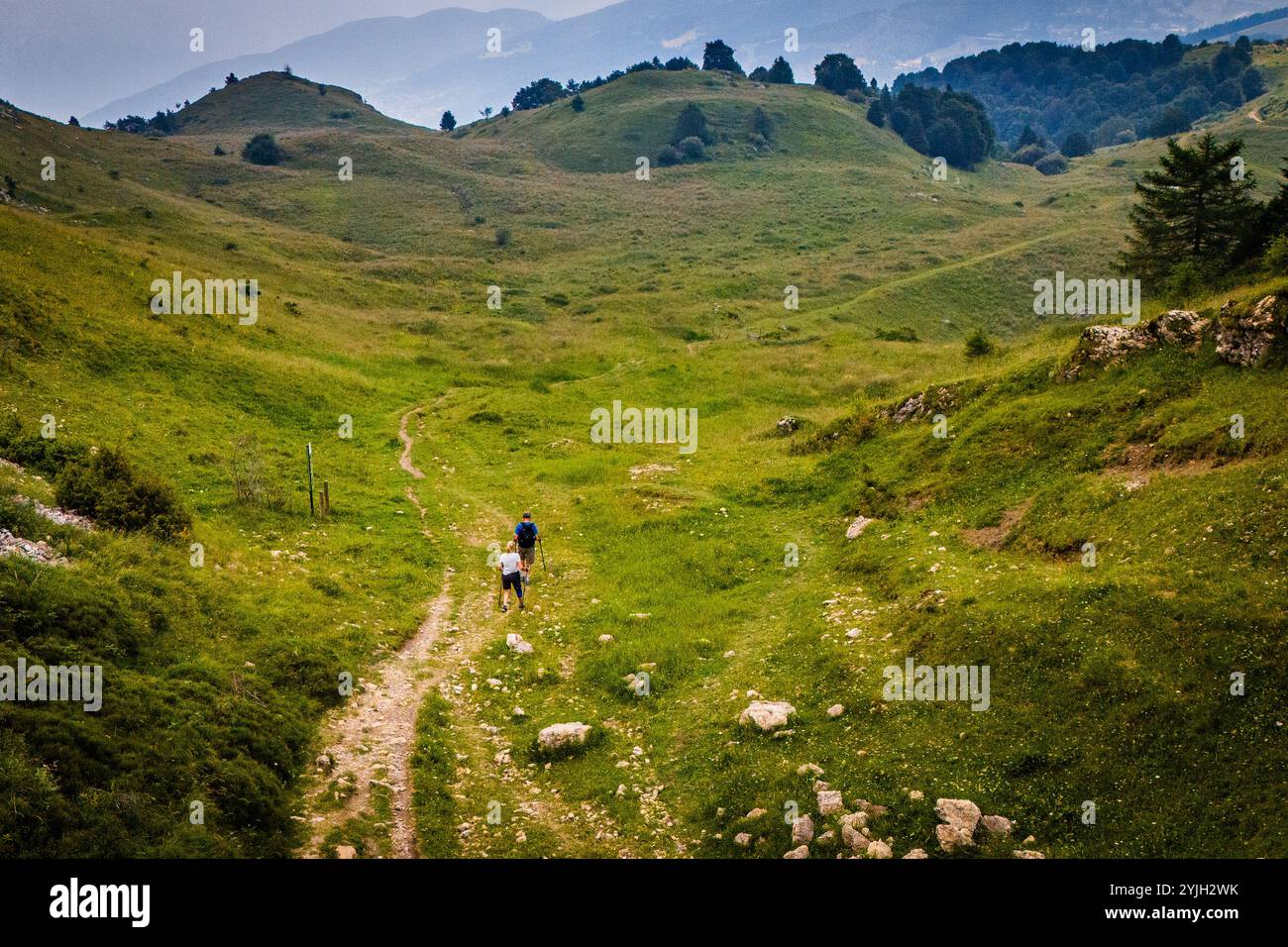 NAGO, ITALIE – 28 AOÛT 2024 : Monte Altissimo offre une vue panoramique sur le lac de Garde et les montagnes environnantes, ce qui en fait une destination populaire pour hik Banque D'Images