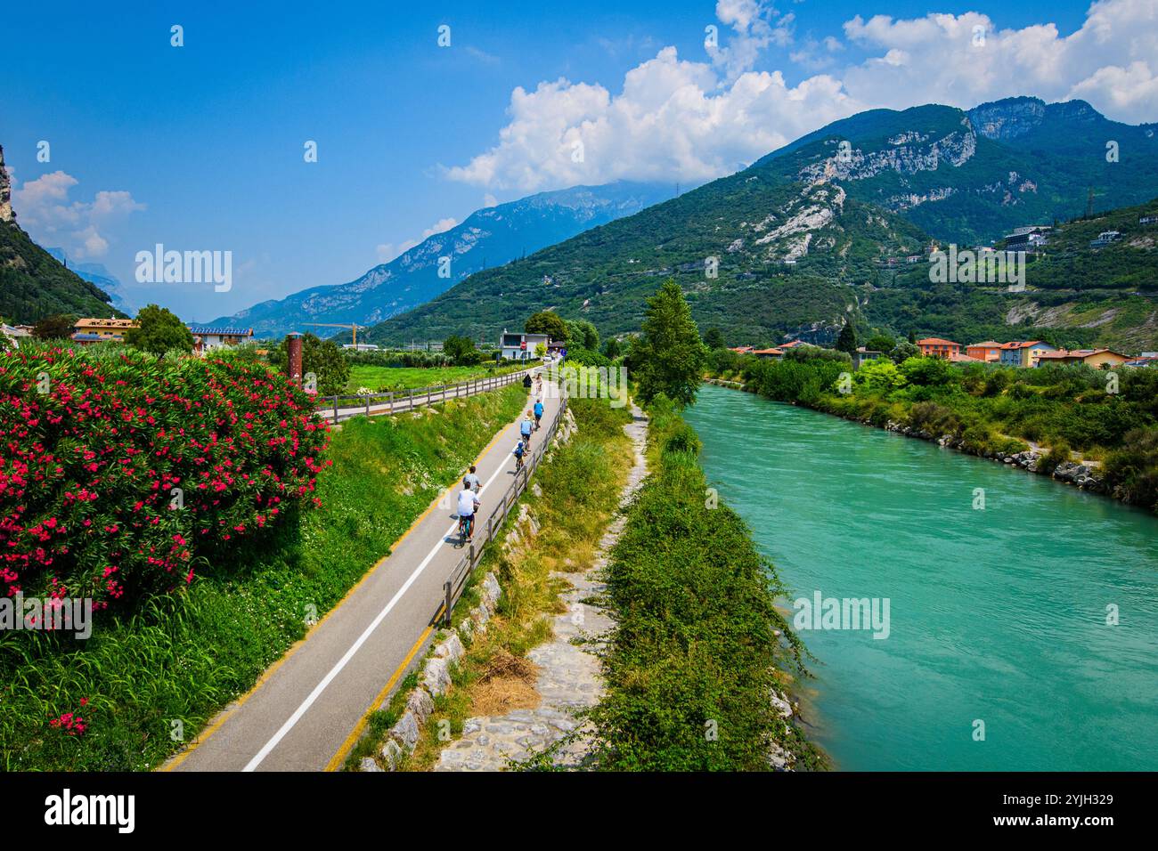 RIVA DEL GARDA, ITALIE – 21 AOÛT 2024 : Riva del Garda, une ville pittoresque sur la rive nord du lac de Garde, offre une vue imprenable sur la montagne et une vue dégagée sur la mer Banque D'Images