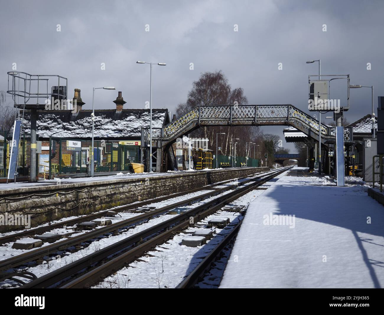 Gare de Maghull dans la neige. Scène hivernale Banque D'Images