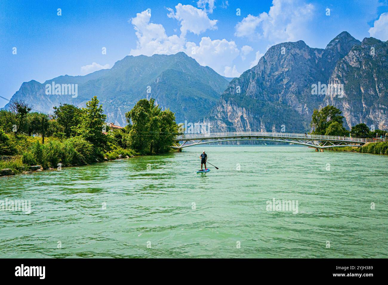 RIVA DEL GARDA, ITALIE – 21 AOÛT 2024 : Riva del Garda, une ville pittoresque sur la rive nord du lac de Garde, offre une vue imprenable sur la montagne et une vue dégagée sur la mer Banque D'Images