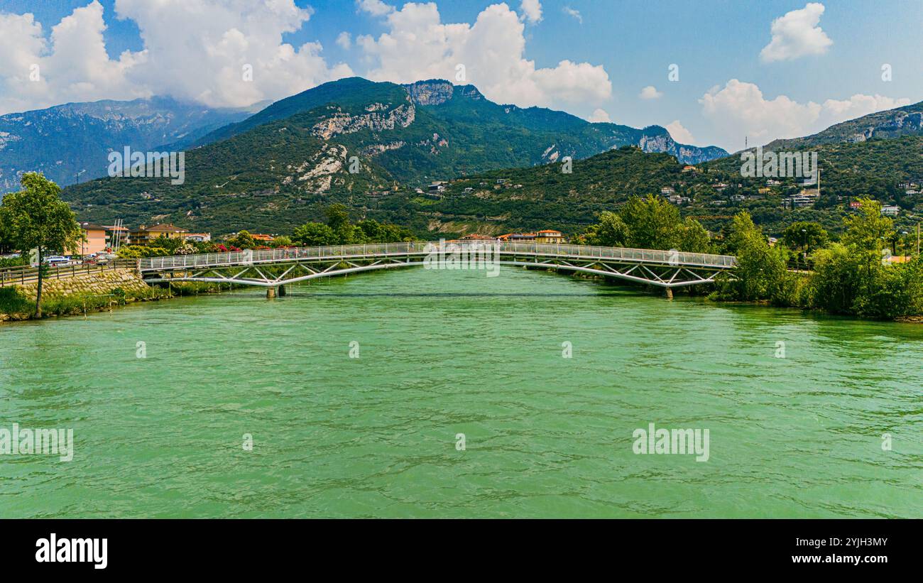 RIVA DEL GARDA, ITALIE – 21 AOÛT 2024 : Riva del Garda, une ville pittoresque sur la rive nord du lac de Garde, offre une vue imprenable sur la montagne et une vue dégagée sur la mer Banque D'Images