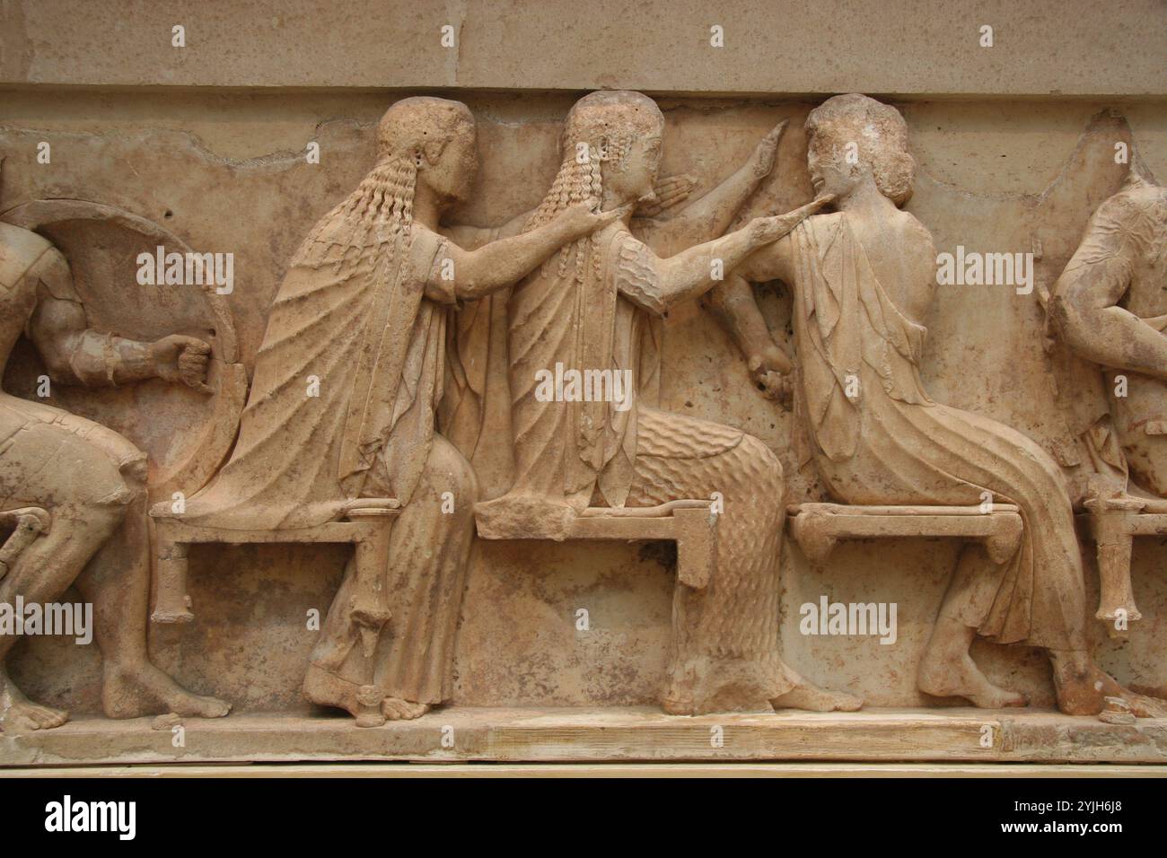 Delphes, Phocis. Grèce. Frise du Trésor des Siphniens, montrant une Assemblée des dieux (Aphrodita, Artémis et Apollon). 530-480BC. Delphi AR Banque D'Images