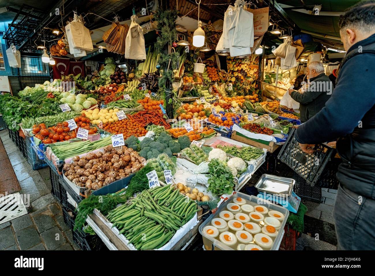 Marché traditionnel de fruits et légumes dans la zone historique d'Istanbul Turquie Banque D'Images