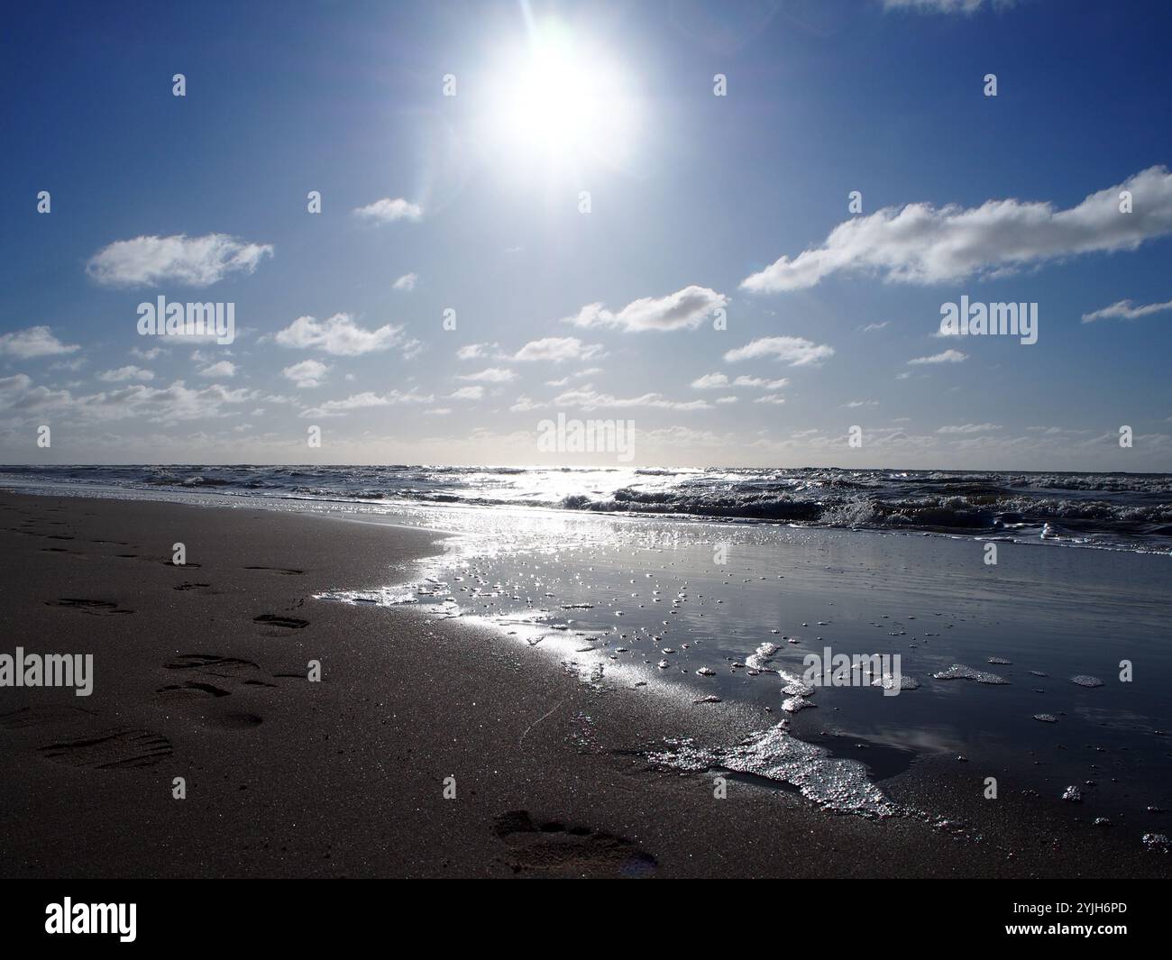 Empreintes sur le sable sur la plage de Noordwijk, pays-Bas. Concept : détente, sérénité, métaphore religieuse, décors Banque D'Images