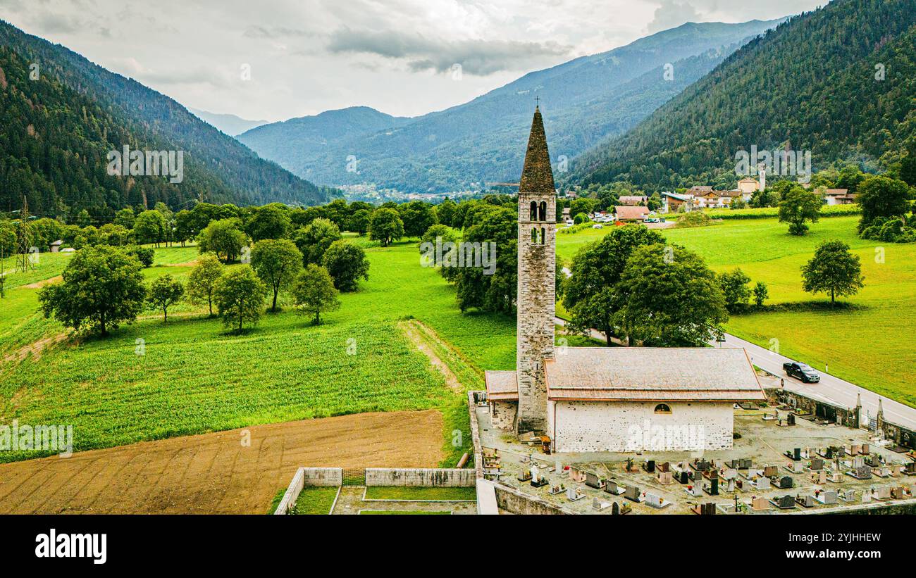 PELUGO, ITALIE – 28 AOÛT 2024 : L'église Sant'Antonio Abate de Pelugo est un bel exemple d'architecture locale, avec son cha historique Banque D'Images