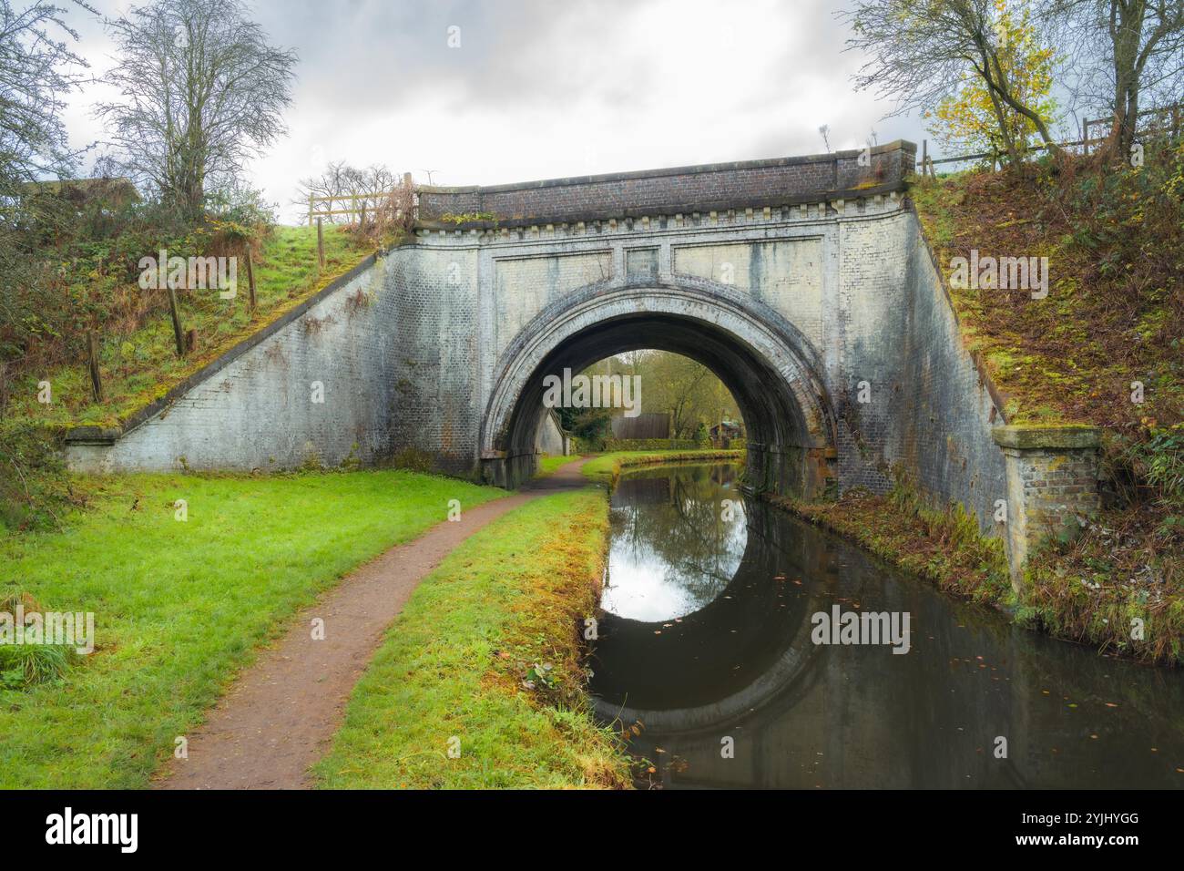 L'aqueduc Hazlehurst transportant la branche Leek sur le canal de Caldon près de Denford dans le Staffordshire, Angleterre, Royaume-Uni. Banque D'Images