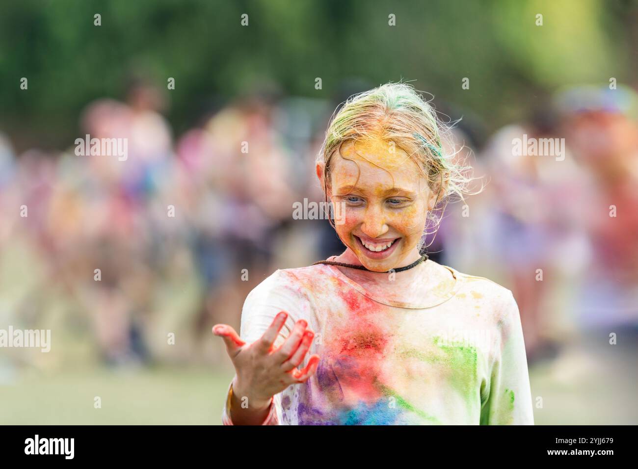 Fille souriante s'amusant à l'événement Banque D'Images