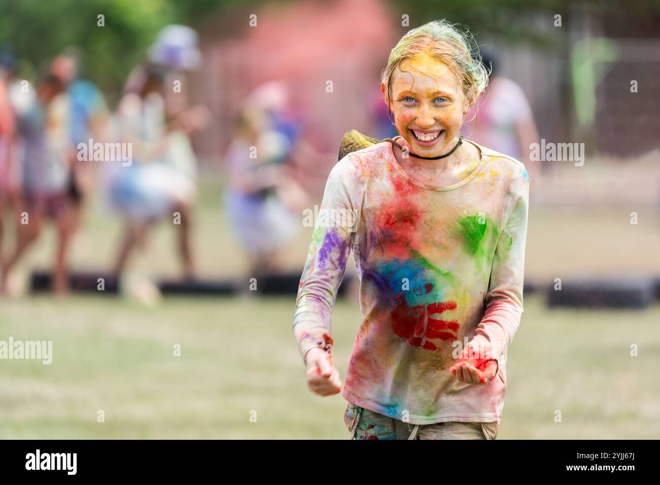 Fille heureuse couverte de poudre colorée Banque D'Images