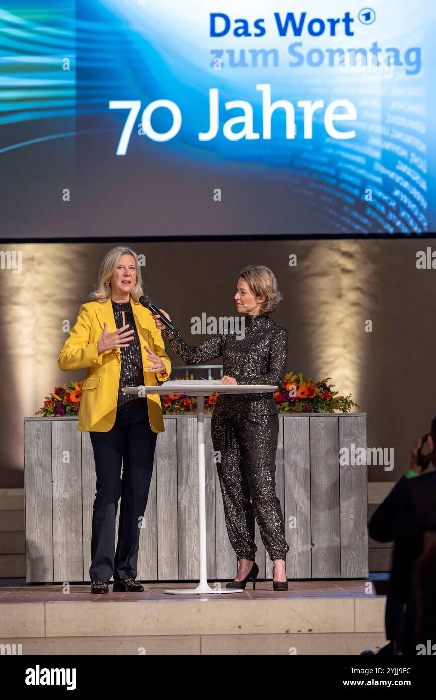 Festveranstaltung zum 70. Geburtstag des Wort zum Sonntag am Donnerstag 14.11.2024 in der evangelischen propose Markus Kirche in Muenchen Foto v.Li. : Katja Wildermuth, Intendantin des Bayerischen Rundfunks und Moderatorin Anna Planken. Seit 70 Jahren sendet die ARD am Samstagabend nach den Tagesthemen das Wort zum Sonntag . Rund 320 Sprecherinnen und sprecher haben snow in je vier Minuten ihren christlichen Blick auf die aktuellen Weltereignisse geworfen. Gut 120 Gaeste aus Kirche, Gesellschaft und Medien waren am Donnerstagabend der Einladung der Deutschen Bischofskonferenz, der Evangelischen Banque D'Images