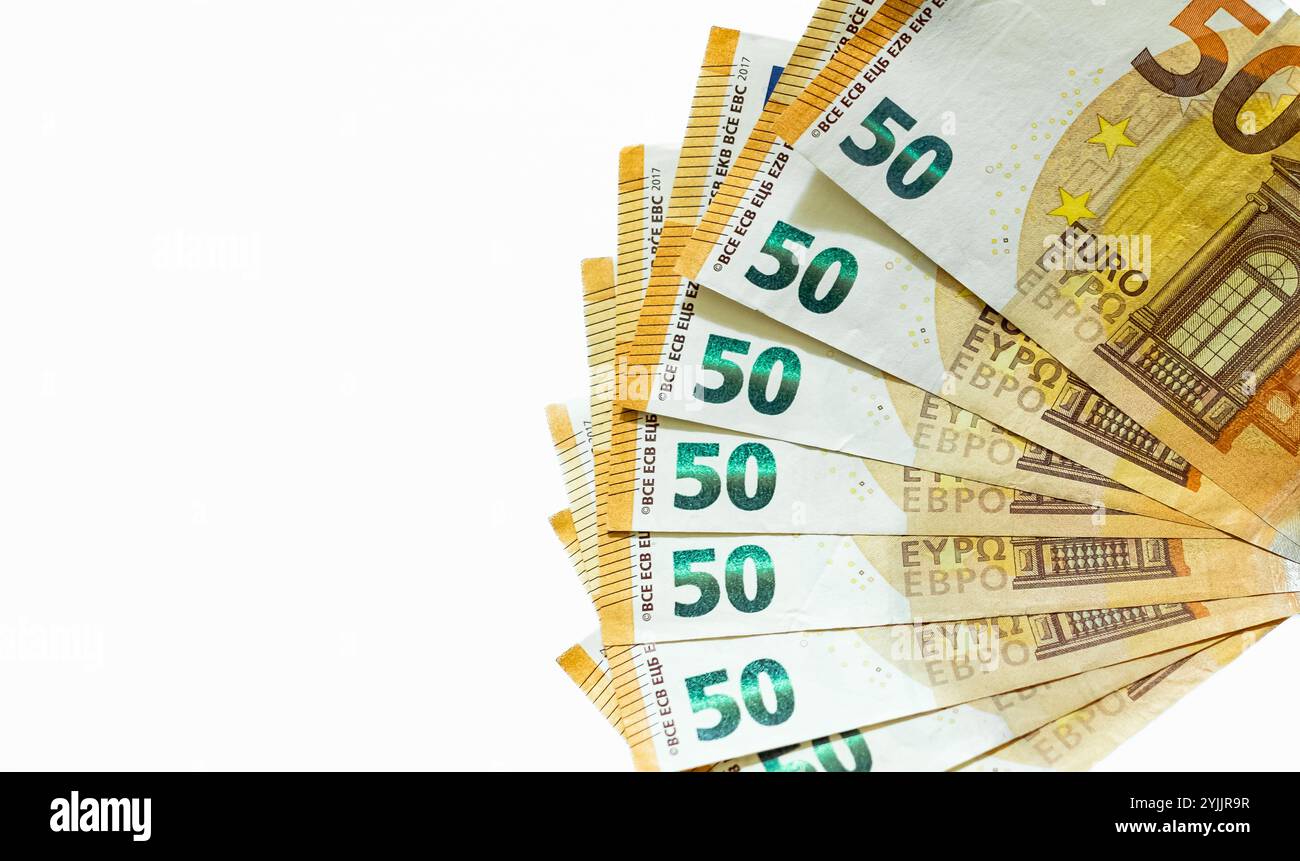 Partie du modèle du gros plan sur les billets de 50 euros. Financer de l'argent. Billets de banque de l'Union européenne. billets de 50 euros sur fond blanc. Argent liquide européen. C Banque D'Images