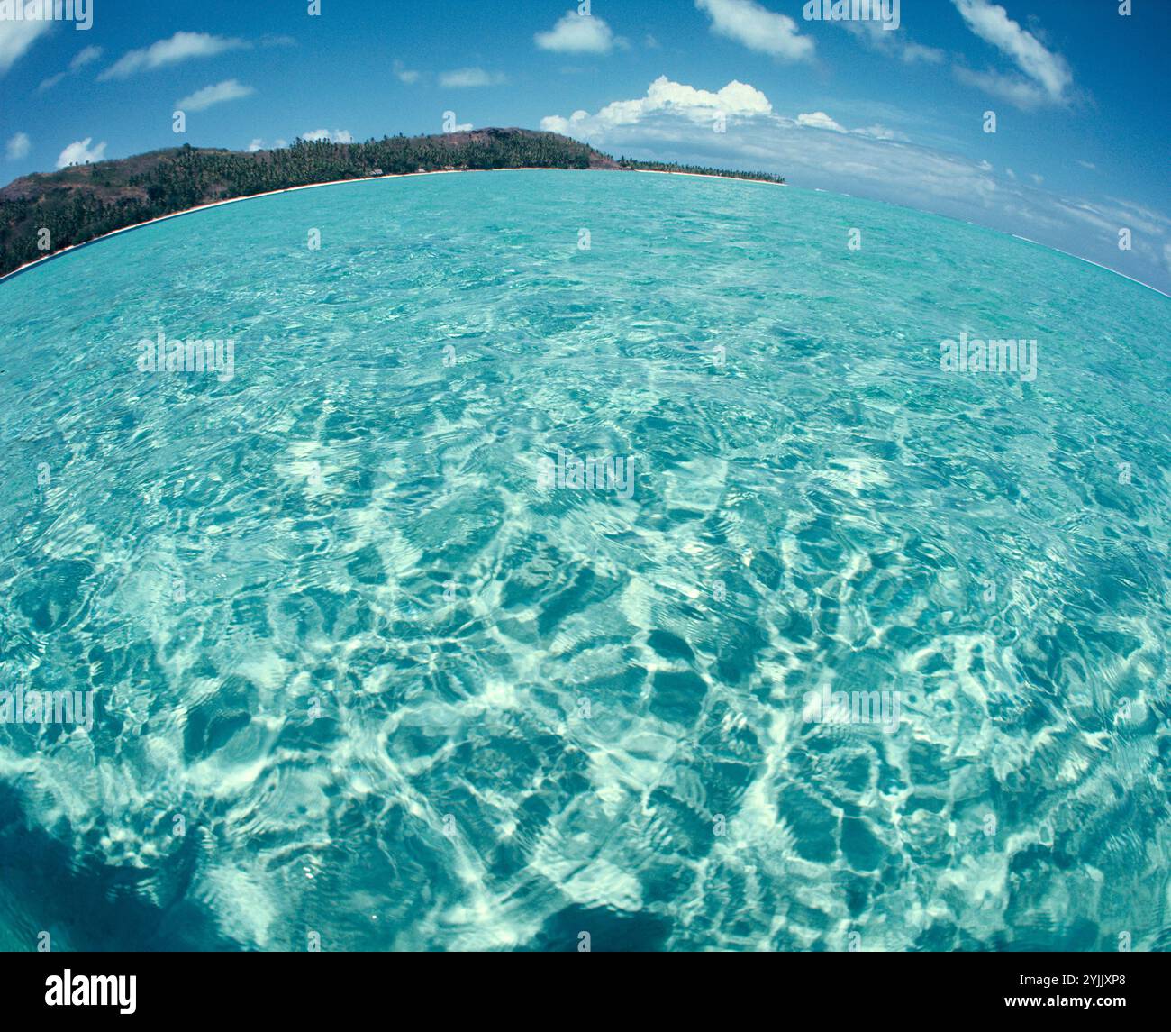Polynésie française. Bora Bora, côte de la mer avec promontoire. Mer bleue claire. Banque D'Images