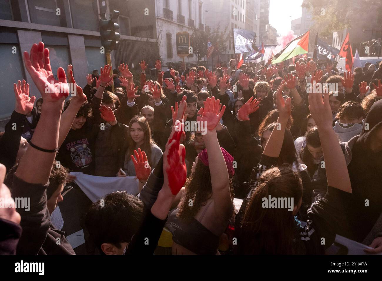 Milan, Italie. 15 novembre 2024. P.za Cordusio/Repubblica. Pas de jour meloni. Corteo studentesco - Cronaca - Milano, Italia - Venerd&#xec ; 15 novembre 2024(Foto Alessandro Cimma/Lapresse) P.za Cordusio/ Republic. Pas de journée melons. Student march - chronique - Milan, Italie - vendredi 15 novembre 2024 (photo Alessandro Cimma/Lapresse) crédit : LaPresse/Alamy Live News Banque D'Images