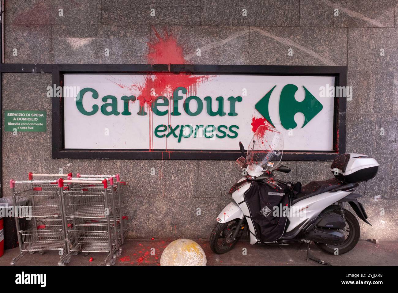 Milan, Italie. 15 novembre 2024. P.za Cordusio/Repubblica. Pas de jour meloni. Corteo studentesco - Cronaca - Milano, Italia - Venerd&#xec ; 15 novembre 2024(Foto Alessandro Cimma/Lapresse) P.za Cordusio/ Republic. Pas de journée melons. Student march - chronique - Milan, Italie - vendredi 15 novembre 2024 (photo Alessandro Cimma/Lapresse) crédit : LaPresse/Alamy Live News Banque D'Images